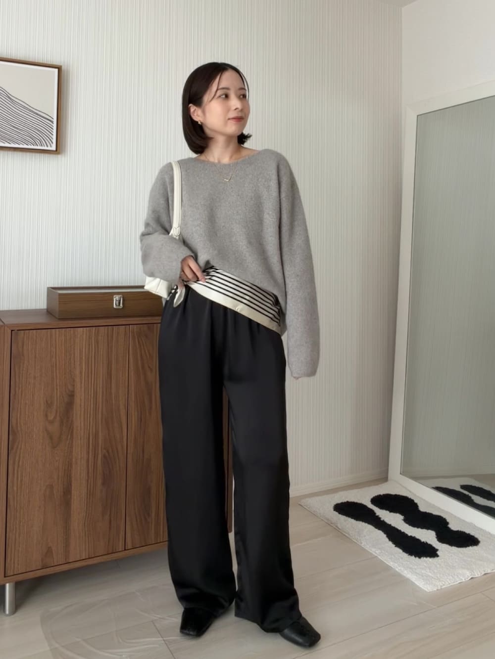 ブラック系のその他パンツ、ベージュ系のニット/セーター、ブラック系のバレエシューズを着用したレディースの秋コーディネートの2枚目の写真