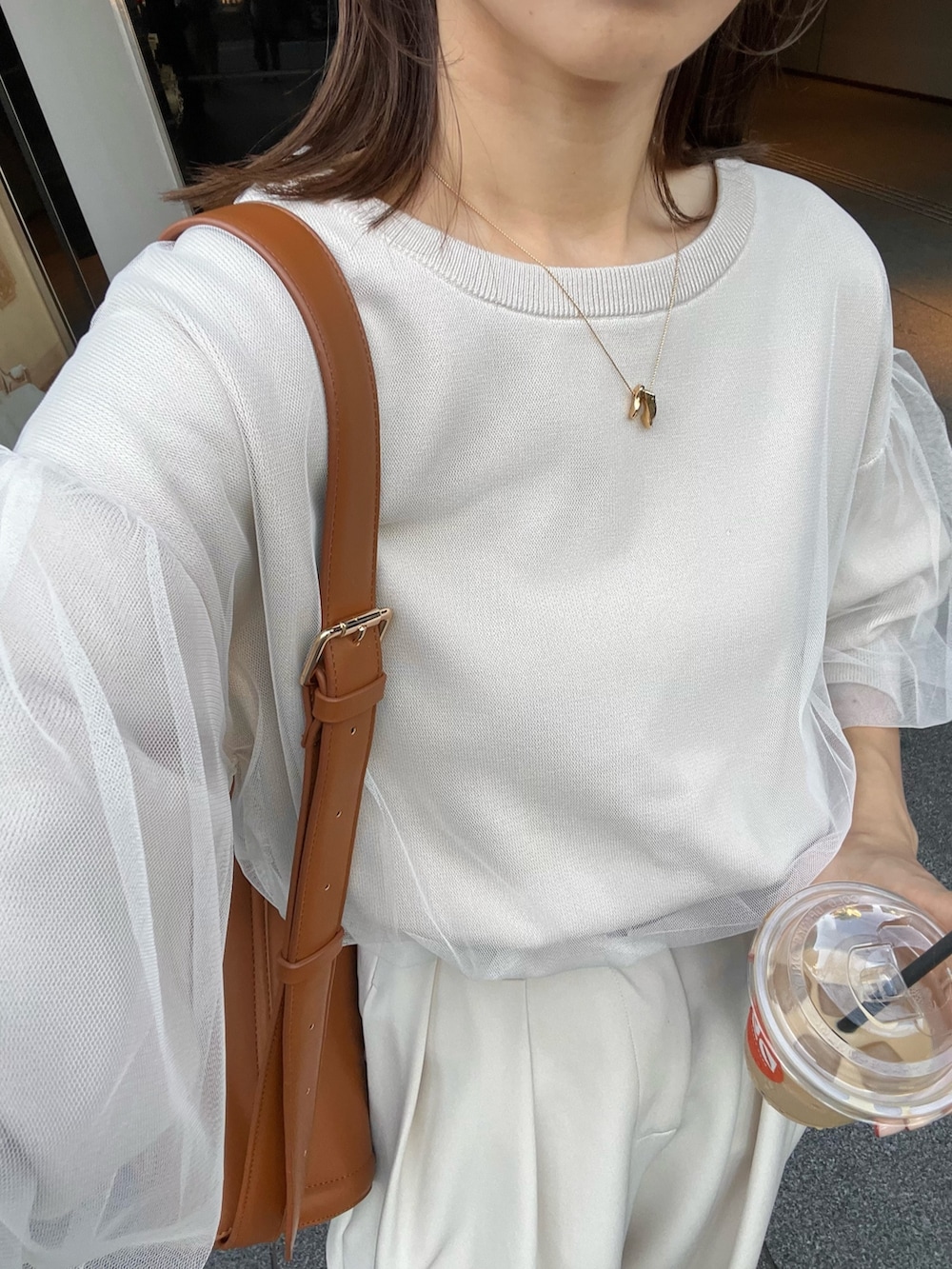 ベージュ系のニット/セーター、ホワイト系のその他パンツ、ブラック系のブーツを着用したレディースの秋コーディネートの4枚目の写真