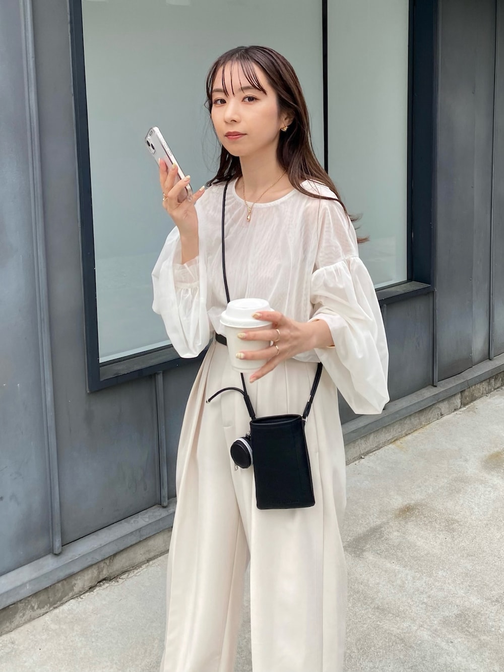 「春コーデ、ボリューム袖、レイヤードスタイル、骨格ウェーブ、淡色女子、ゆるコーデ、ホワイトコーデ、ワントーンコーデ、ホワイト、ワイドパンツ、チュール、チュールトップス、モノトーン、モノトーンコーデ」｜「CAPRICIEUX LE'MAGEの2タックワイドパンツ（その他パンツ、ホワイト系）」を使った、shioさん（レディース・156cm）の春コーディネートの5枚目の写真