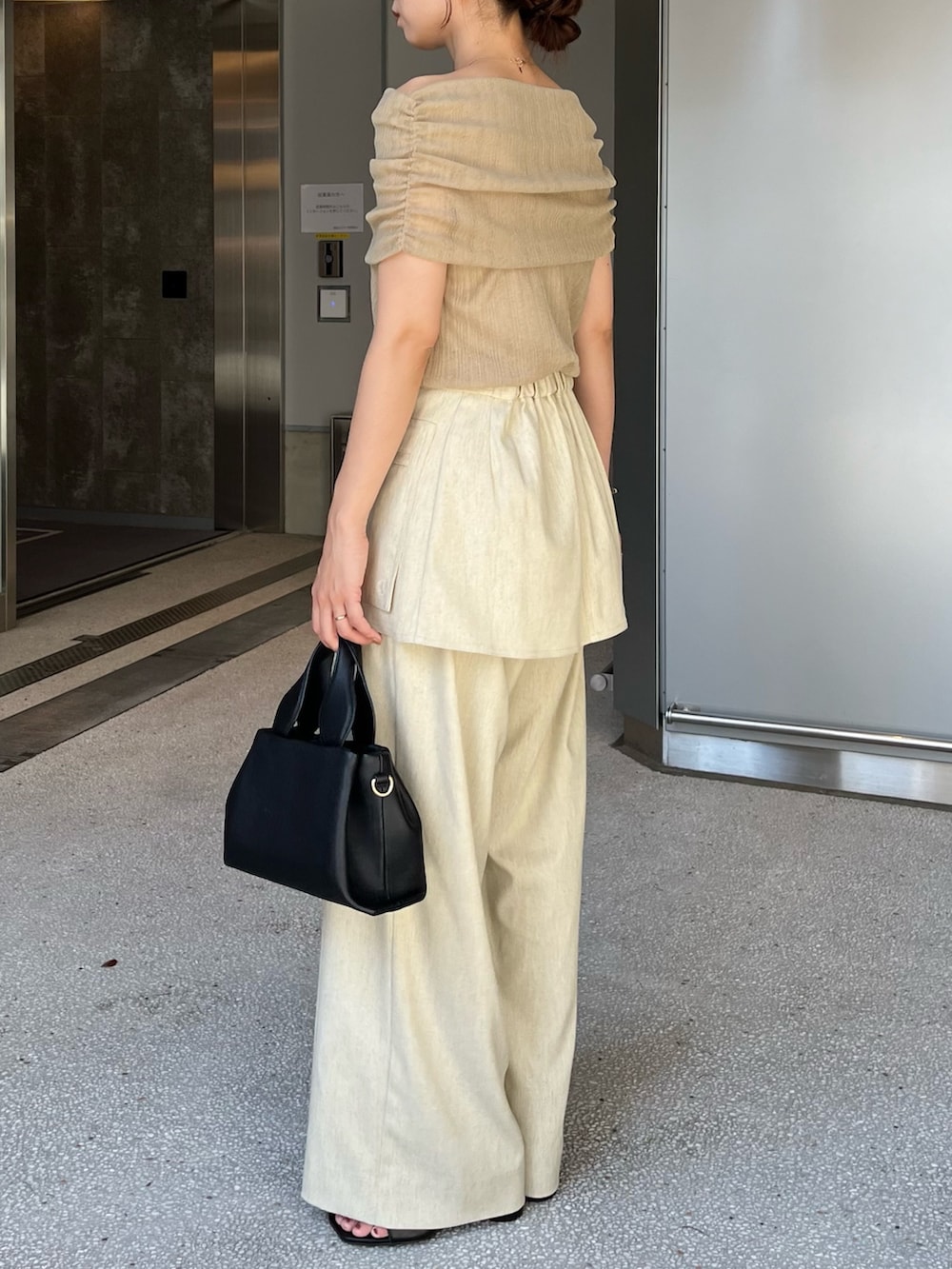 ベージュ系のその他パンツ、ベージュ系のニット/セーター、ブラック系のショルダーバッグを着用したレディースの夏コーディネートの3枚目の写真