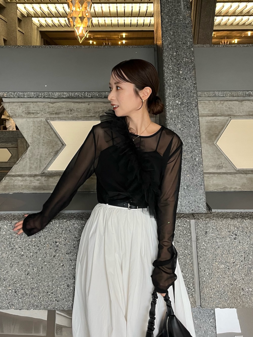 ホワイト系のスカート、ブラック系のTシャツ/カットソー、ブラック系のTシャツ/カットソーを着用したレディースの冬コーディネートの4枚目の写真