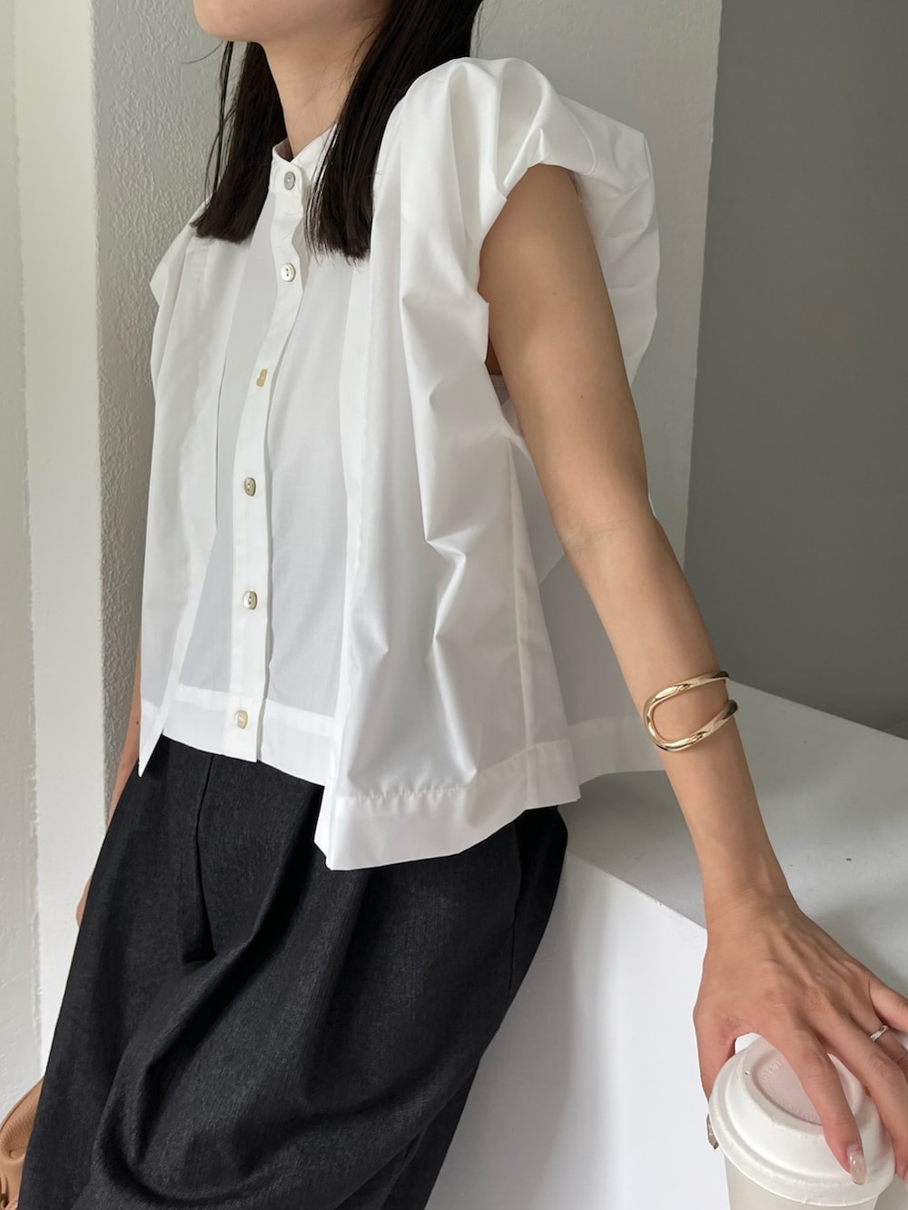 ホワイト系のシャツ/ブラウス、ブラック系のその他パンツ、ブラック系のその他シューズを着用したレディースの夏コーディネートの3枚目の写真