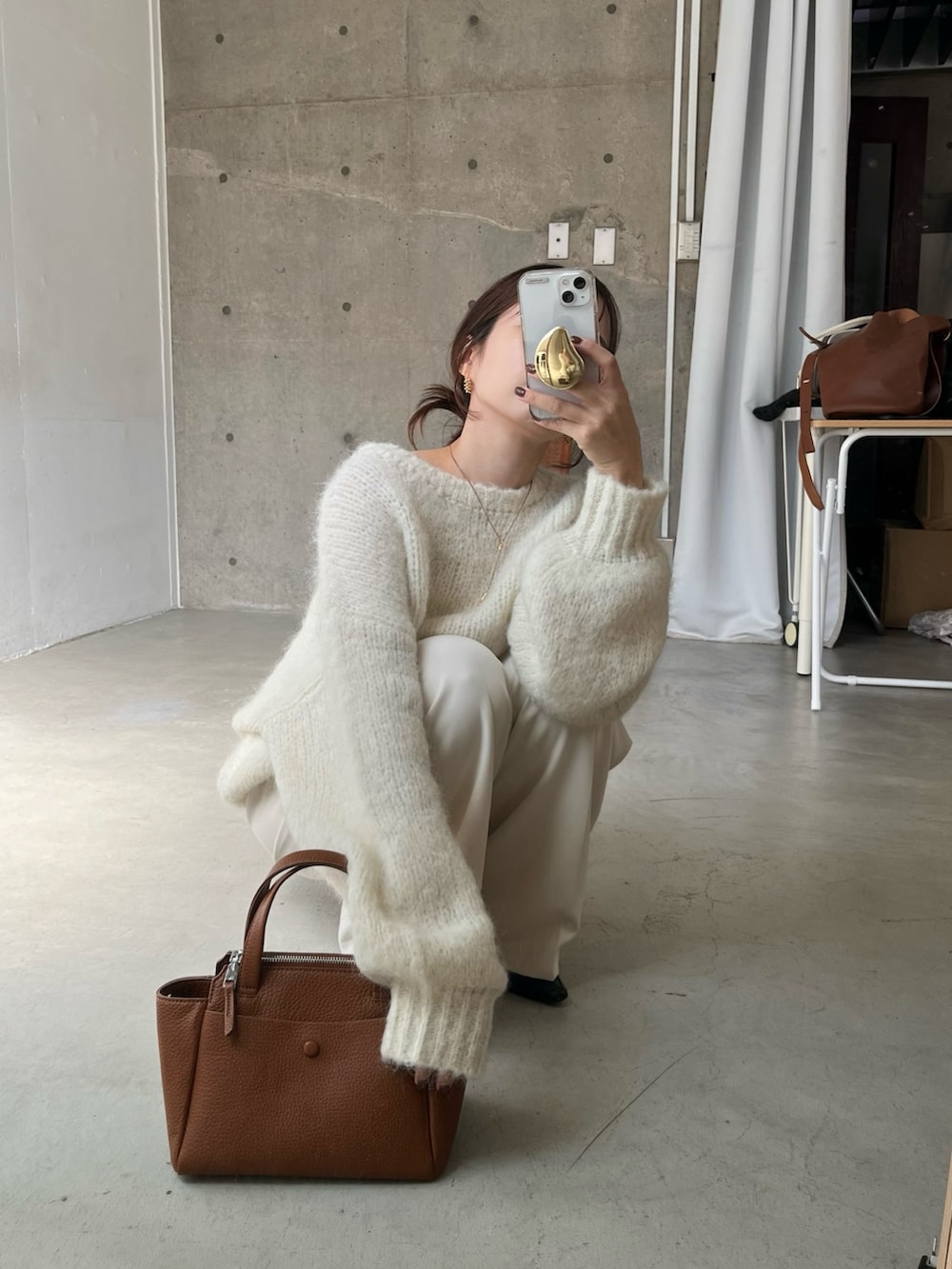 ホワイト系のその他パンツ、ホワイト系のニット/セーター、イエロー系のショルダーバッグを着用したレディースの秋コーディネートの7枚目の写真