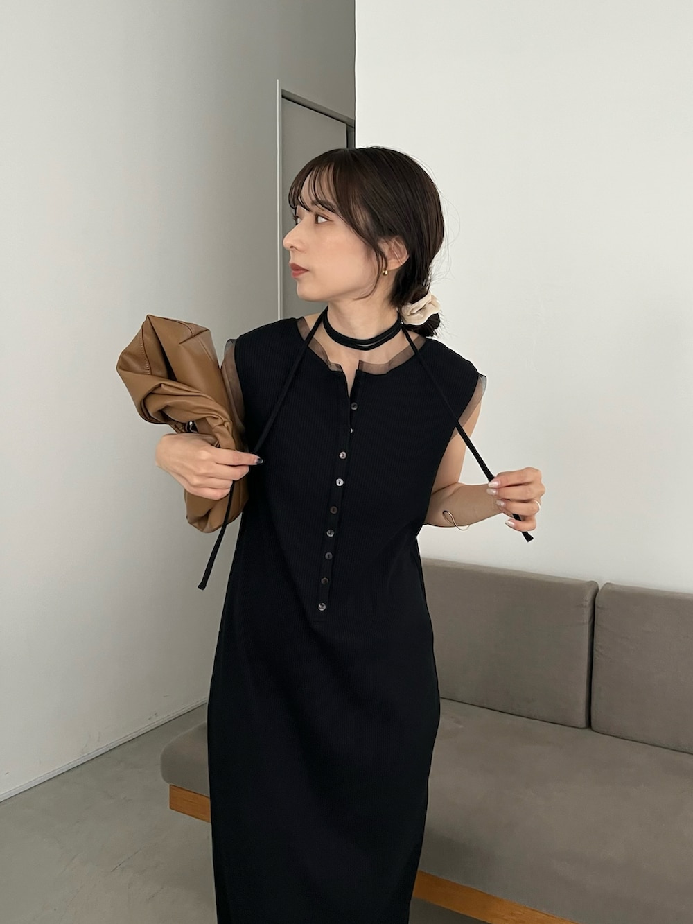 「モノトーン、サンダル、夏コーデ、ブラック、ノースリーブ、ワンピース、ノースリーブワンピース、チョーカー、Ｉライン、リブワンピース、骨格ウェーブ」｜「CAPRICIEUX LE'MAGEのアンクルベルトTストサンダル（サンダル、ブラック系）」を使った、shioさん（骨格ウェーブ・レディース・156cm）の夏コーディネートの3枚目の写真