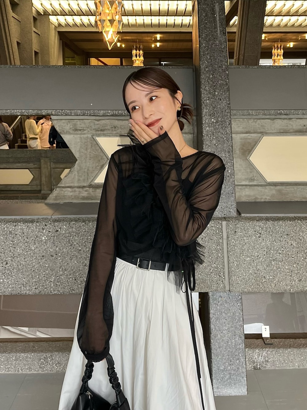 ホワイト系のスカート、ブラック系のTシャツ/カットソー、ブラック系のTシャツ/カットソーを着用したレディースの冬コーディネートの2枚目の写真