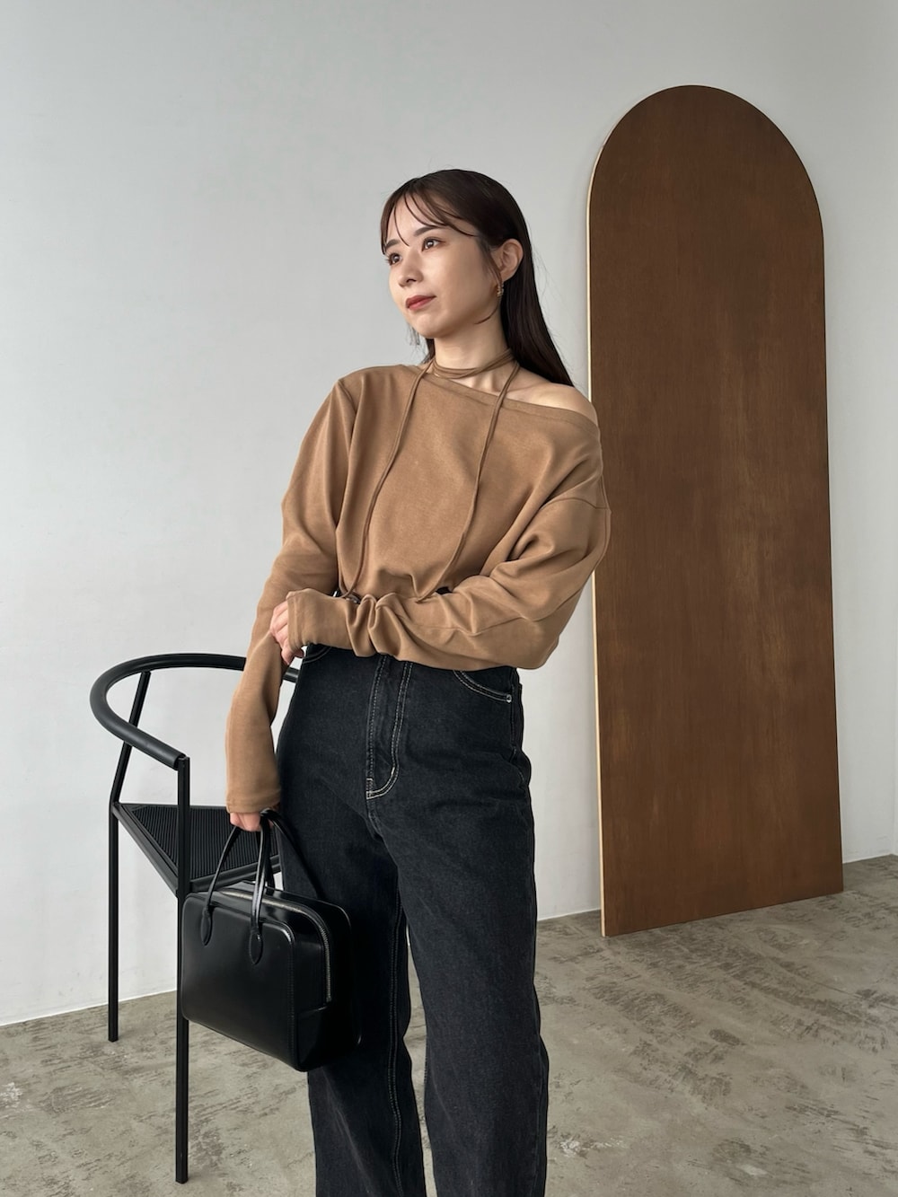 「おしゃ見えテクニック、秋コーデ、お出かけコーデ、秋服、パンツスタイル、秋カラー、ボートネック、ワンショルダー、ロンT、デニム、デニムパンツ、ストレートデニム、チョーカー、骨格ウェーブ」｜「CAPRICIEUX LE'MAGEの13ozハイウエストストレートデニム（デニムパンツ、ブラック系）」を使った、shioさん（レディース・156cm）の秋コーディネートの3枚目の写真