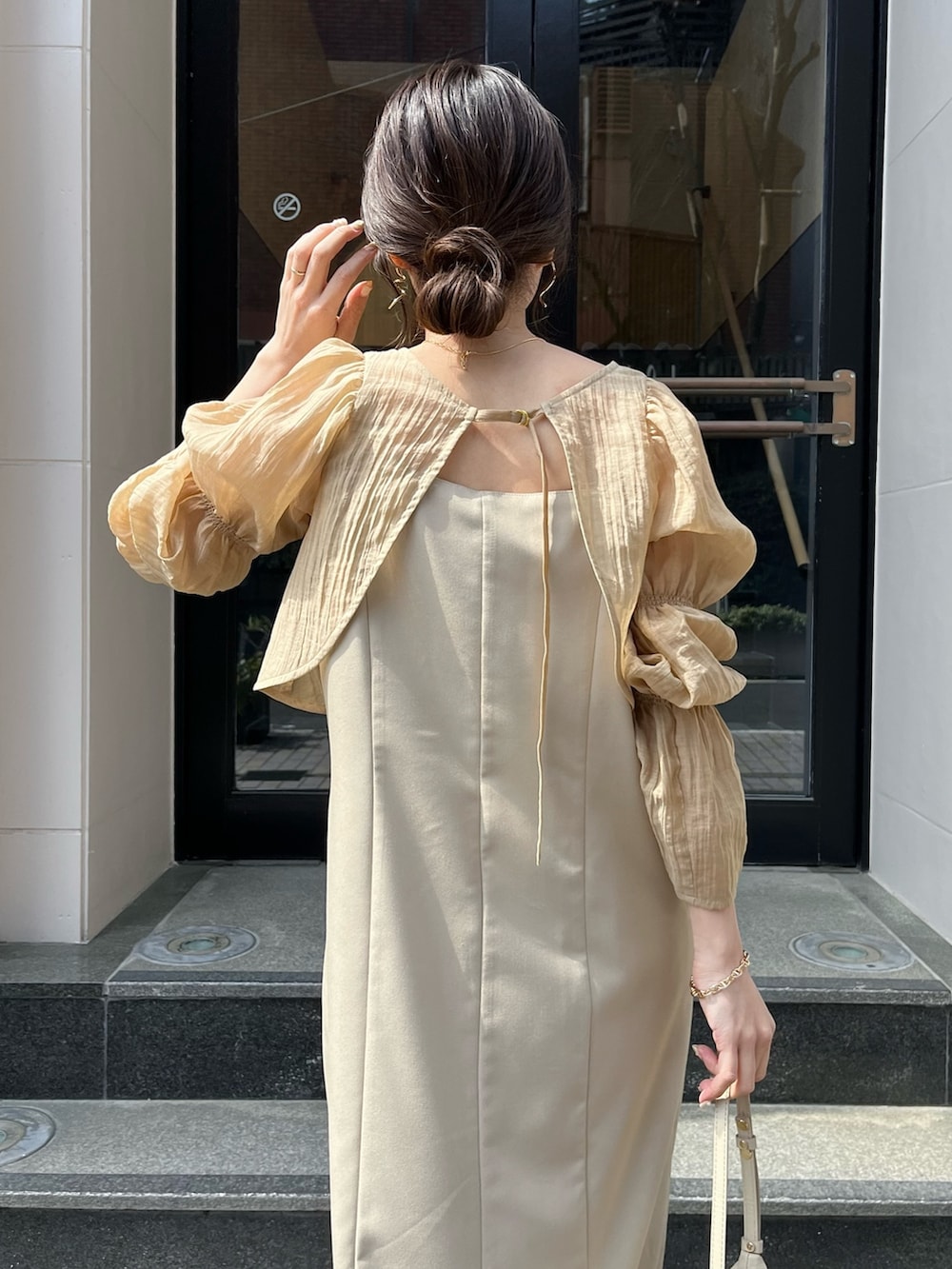 ベージュ系のワンピース、ベージュ系のショルダーバッグ、ホワイト系のその他を着用したレディースの春コーディネートの7枚目の写真