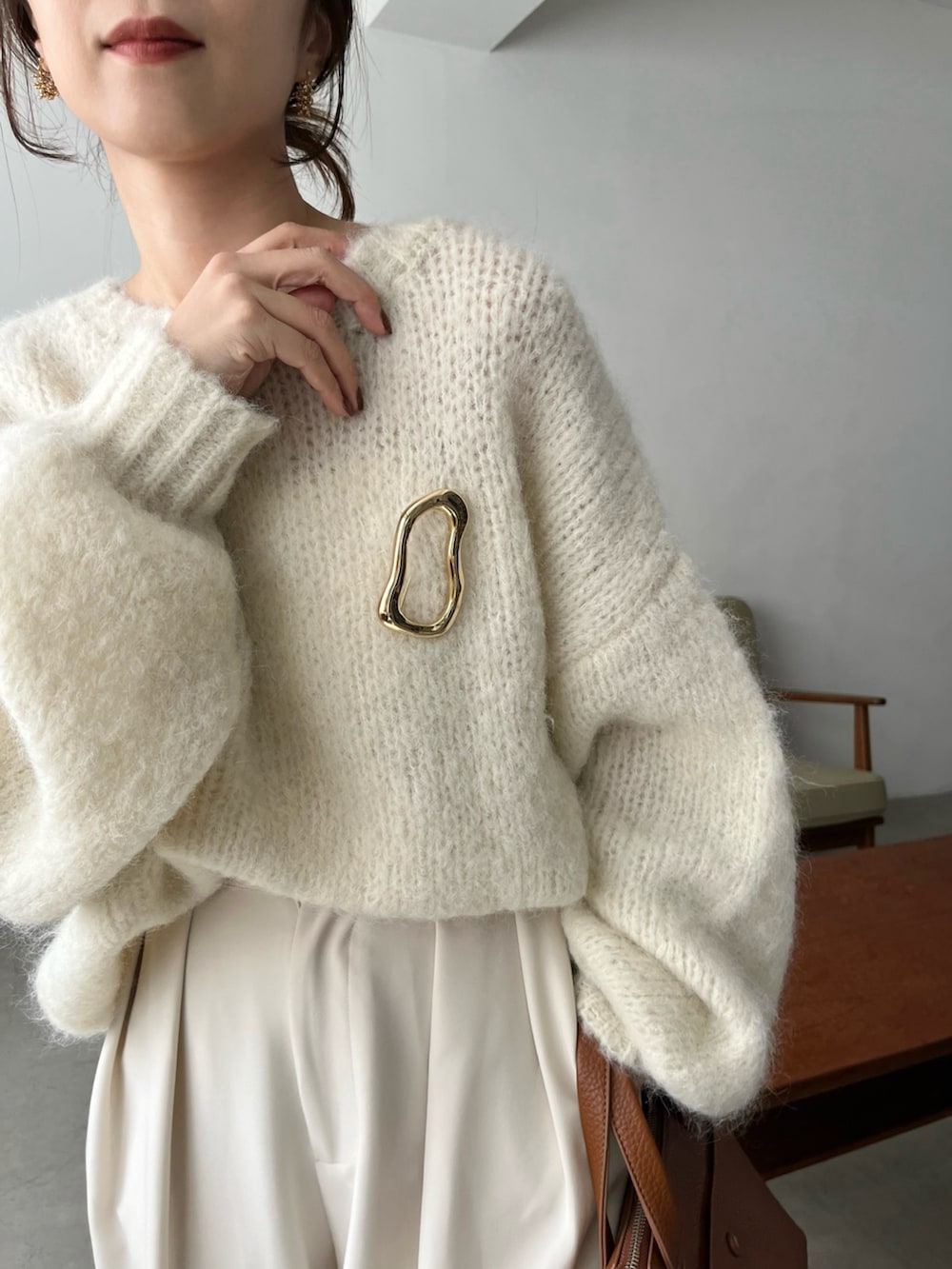 ホワイト系のその他パンツ、ホワイト系のニット/セーター、イエロー系のショルダーバッグを着用したレディースの秋コーディネートの5枚目の写真