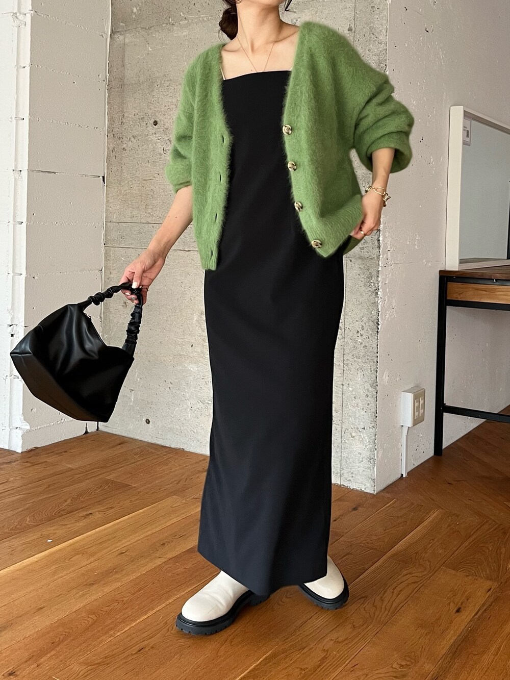 グリーン系のカーディガン/ボレロ、ブラック系のワンピース、ブラック系のハンドバッグを着用したレディースの夏コーディネートの3枚目の写真