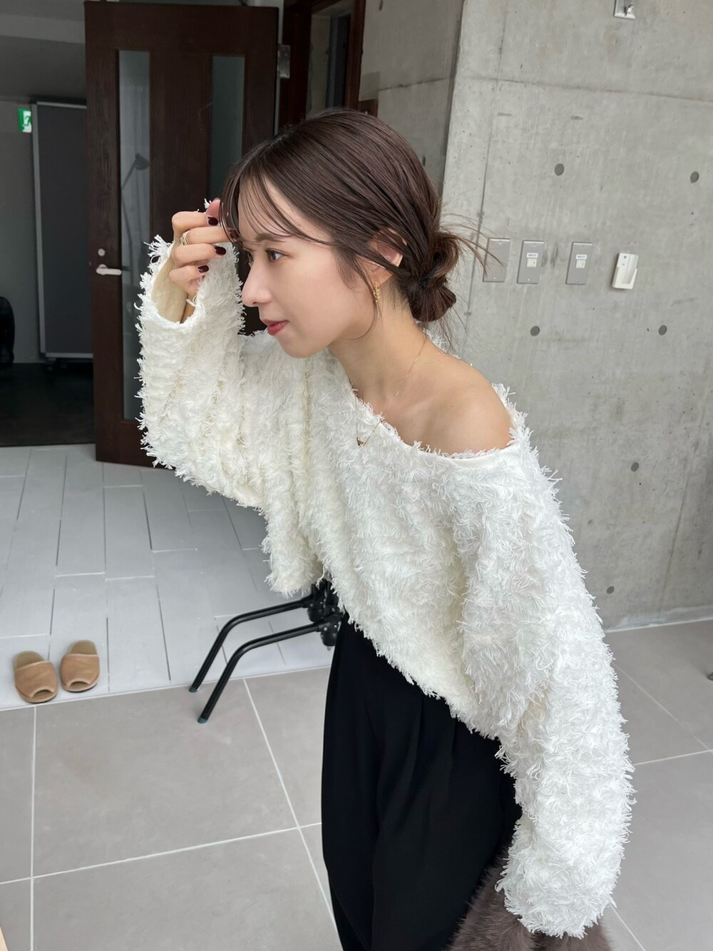 ブラック系のその他パンツ、ブラウン系のハンドバッグ、ホワイト系のニット/セーターを着用したレディースの秋コーディネートの3枚目の写真