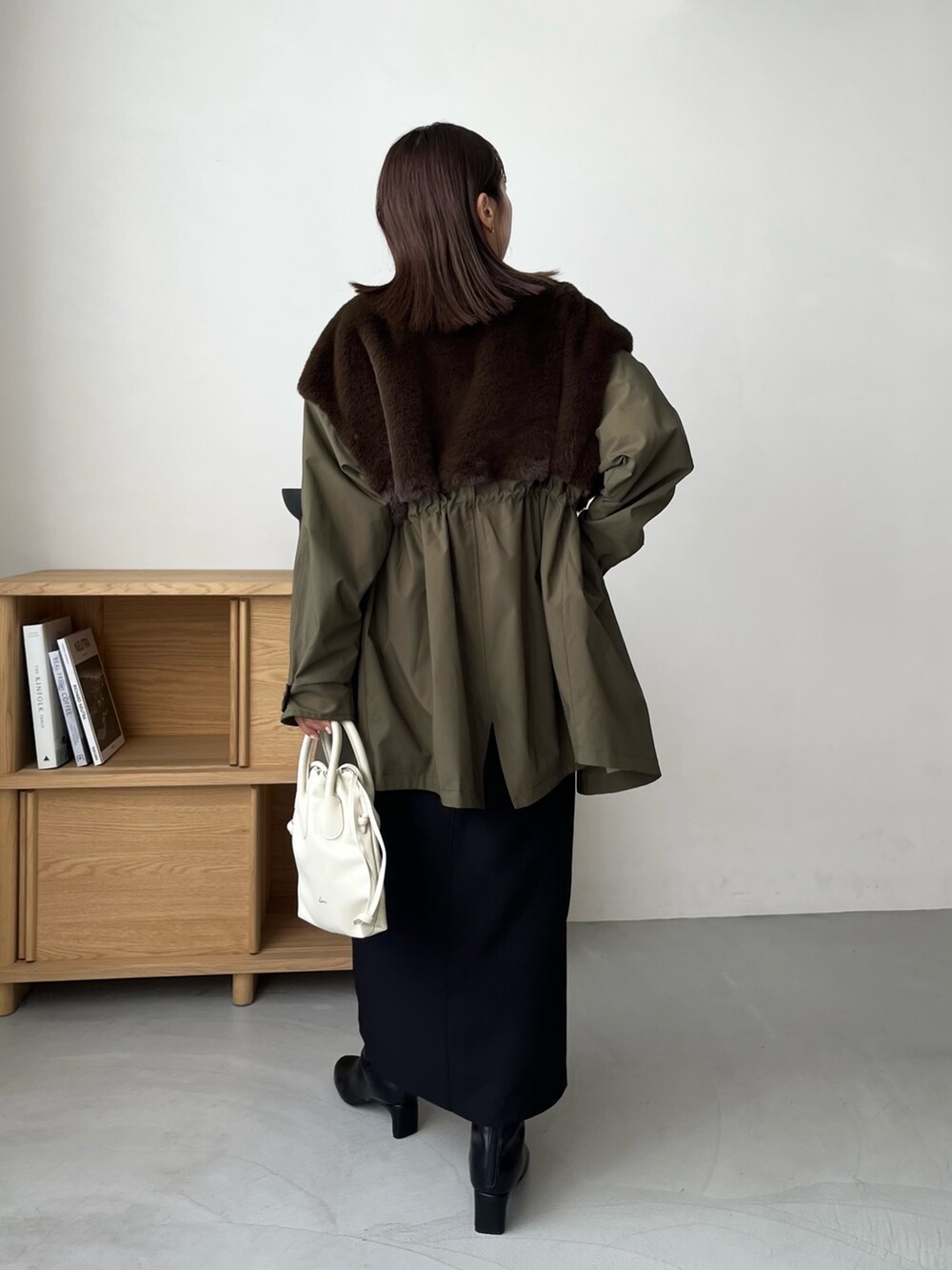 「秋服まるっと大公開、秋コーデ、ブーツ、お出かけコーデ、秋のコーデ、秋服コーデ、秋カラー、アウター、秋アウター、モッズコート、スカート、骨格ウェーブ」｜「CAPRICIEUX LE'MAGEの前スリットスラックススカート（スカート、ブラック系）」を使った、shioさん（レディース・156cm）の秋コーディネートの3枚目の写真