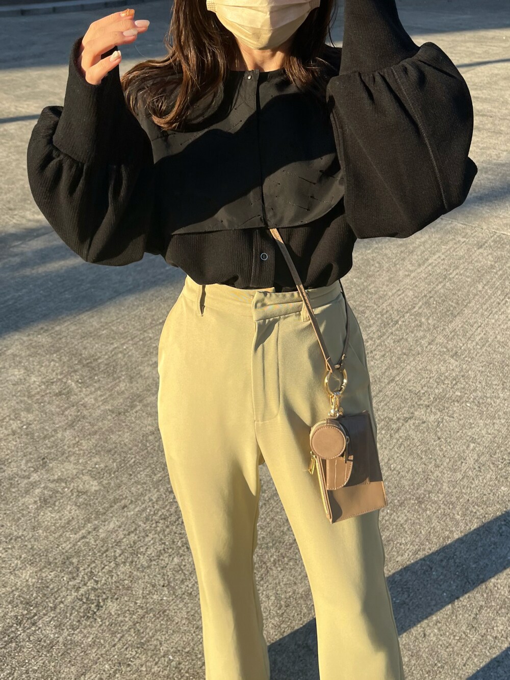 ブラック系のカーディガン/ボレロ、グリーン系のその他パンツ、ブラウン系のショルダーバッグを着用したレディースの冬コーディネートの4枚目の写真