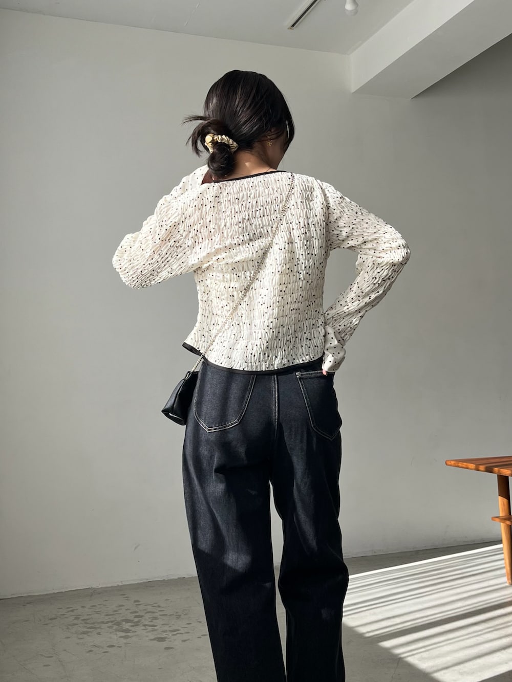 ホワイト系のシャツ/ブラウス、ブラック系のデニムパンツ、ブラック系のショルダーバッグを着用したレディースの冬コーディネートの5枚目の写真