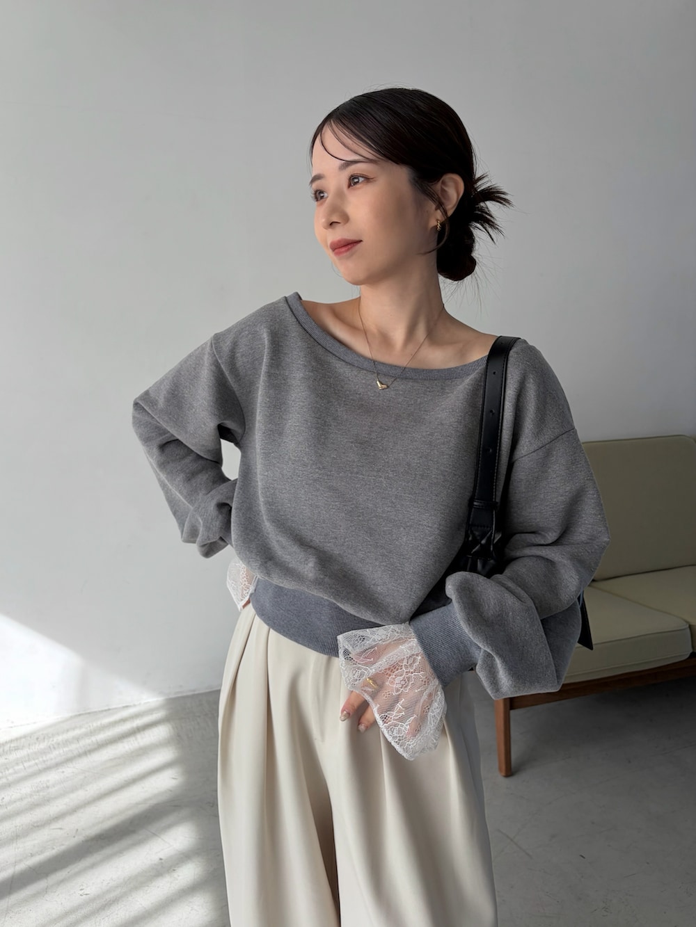 グレー系のTシャツ/カットソー、ホワイト系のその他パンツ、ブラック系のショルダーバッグを着用したレディースの冬コーディネートの5枚目の写真