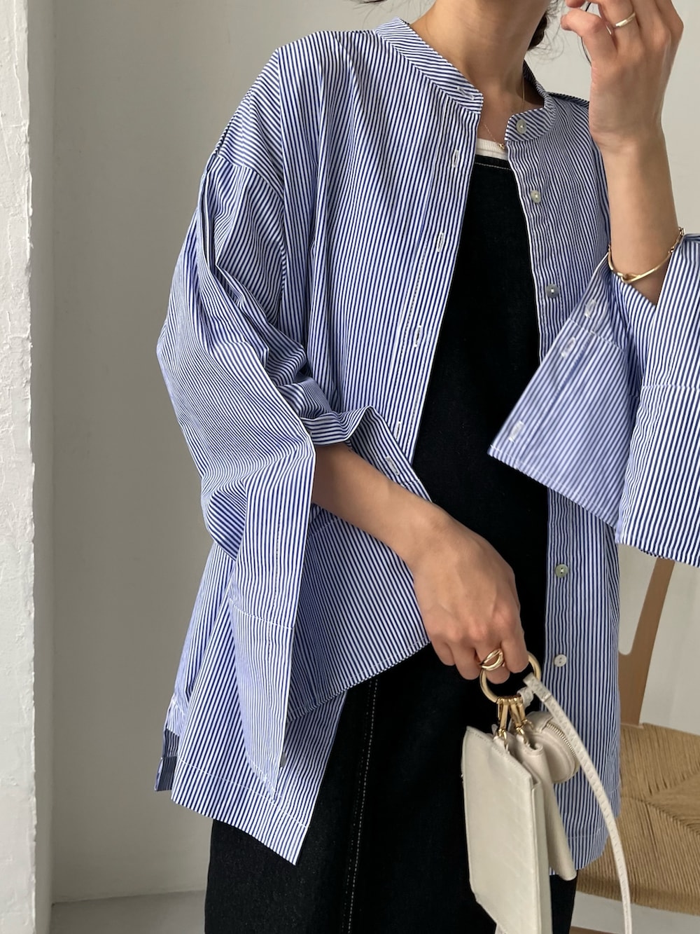 ブルー系のシャツ/ブラウス、ブラック系のワンピース、ブラック系のサンダルを着用したレディースの春コーディネートの5枚目の写真