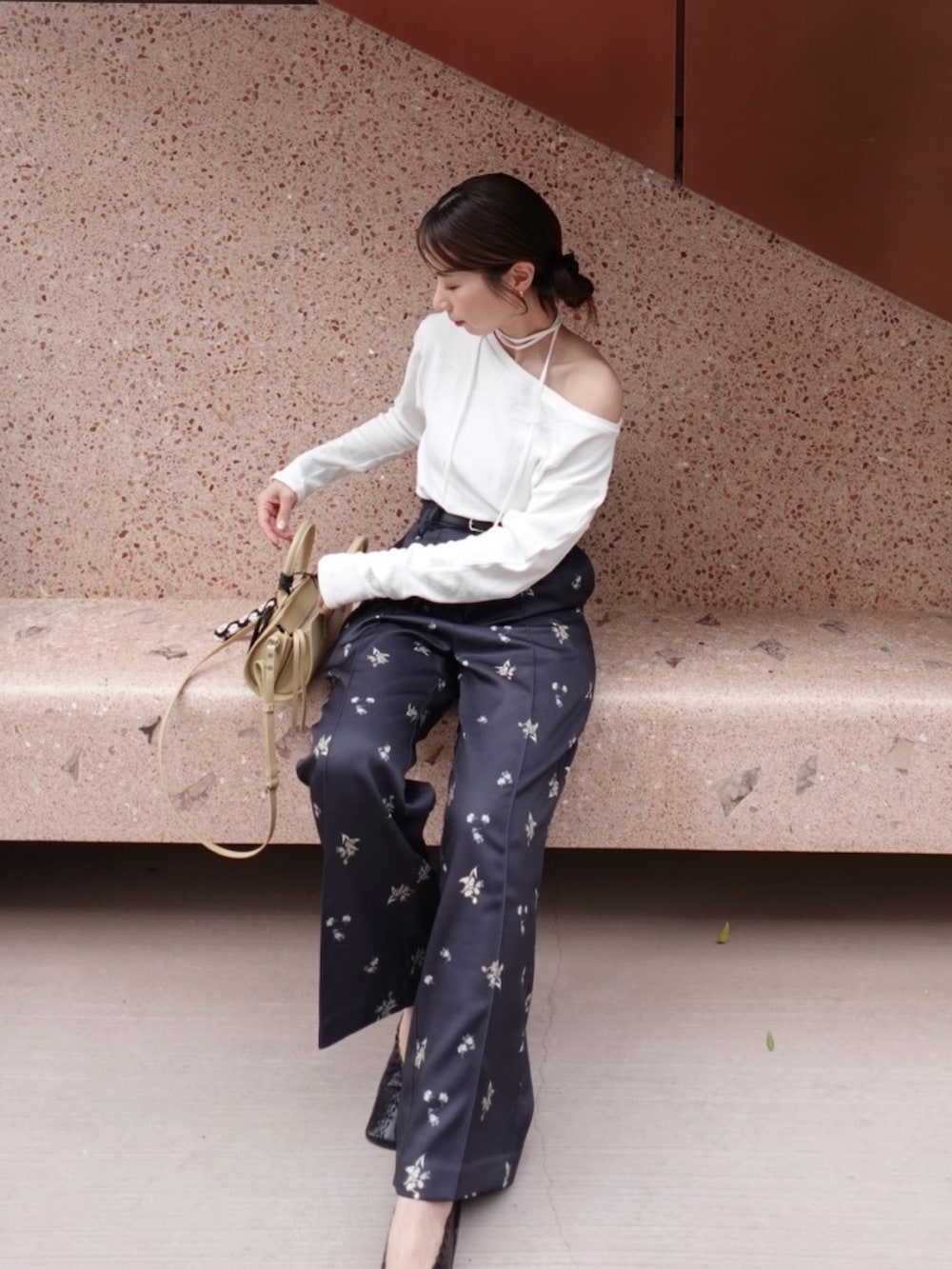 ブラック系のバレエシューズ、ホワイト系のTシャツ/カットソー、ブラック系のスラックスを着用したレディースの春コーディネートの2枚目の写真