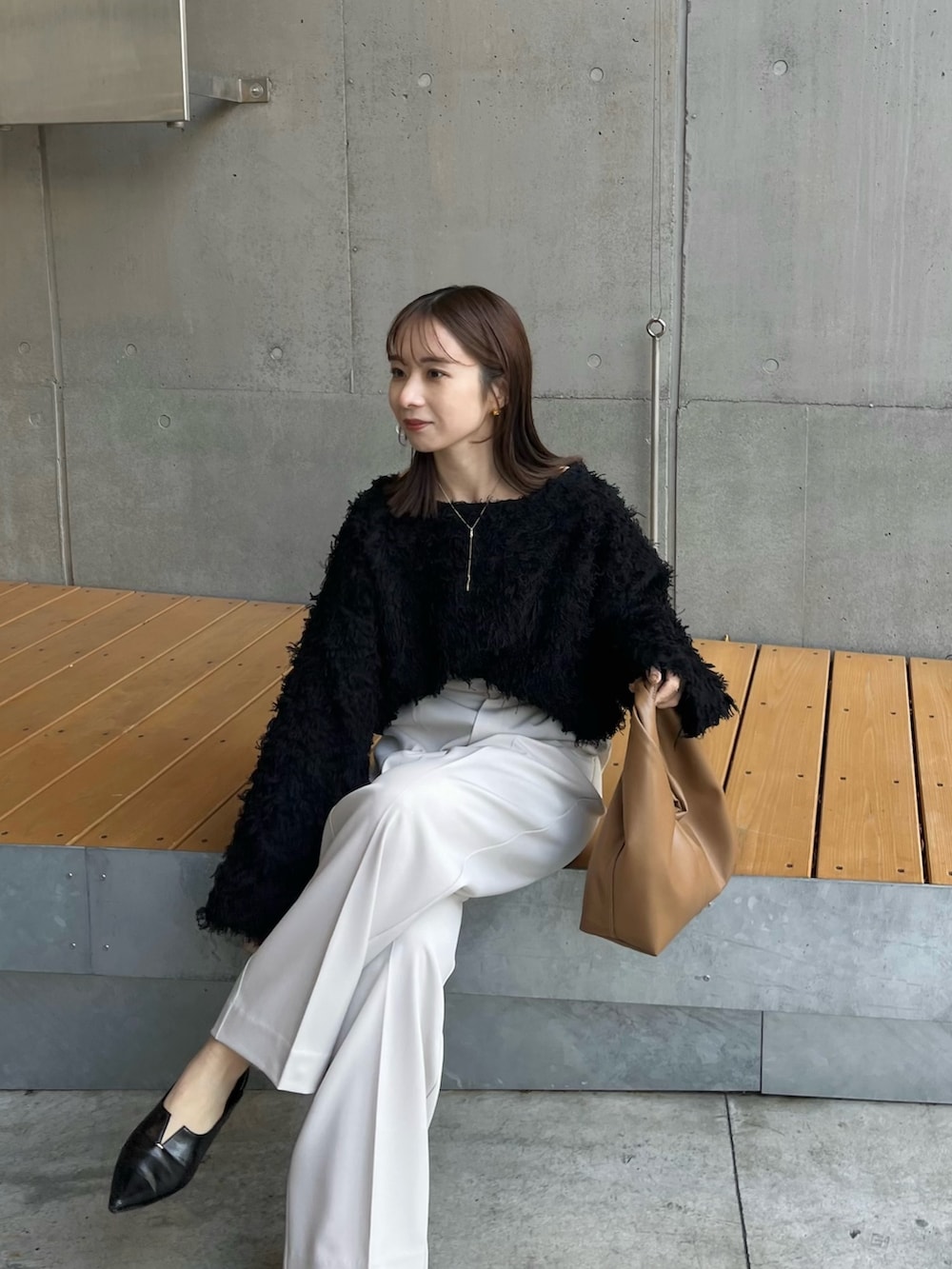 「ニット、モノトーン、フリンジ、ストレートパンツ、パンツスタイル、ボートネック、骨格ウェーブ」｜「CAPRICIEUX LE'MAGEの【低身長・高身長サイズあり】タックストレートパンツ（その他パンツ、ホワイト系）」を使った、shioさん（レディース・156cm）の冬コーディネートの4枚目の写真