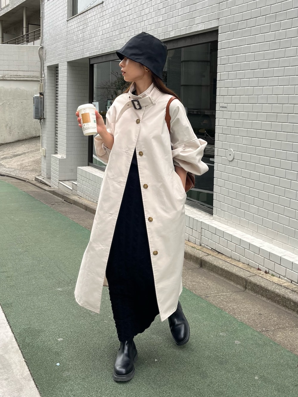 「バケットハット、ロングコート、ブーツ、韓国ファッション、休日スタイル、今日のコーデ、モノトーン、骨格ウェーブ、スカートスタイル、ほめられ本命コーデ、コート、春コーデ、春アウター、スタンドカラー、アウター」｜「CAPRICIEUX LE'MAGEの【リバイバルアイテム】パフスタンドカラーコート（トレンチコート、ホワイト系）」を使った、shioさん（レディース・156cm）の冬コーディネートの5枚目の写真