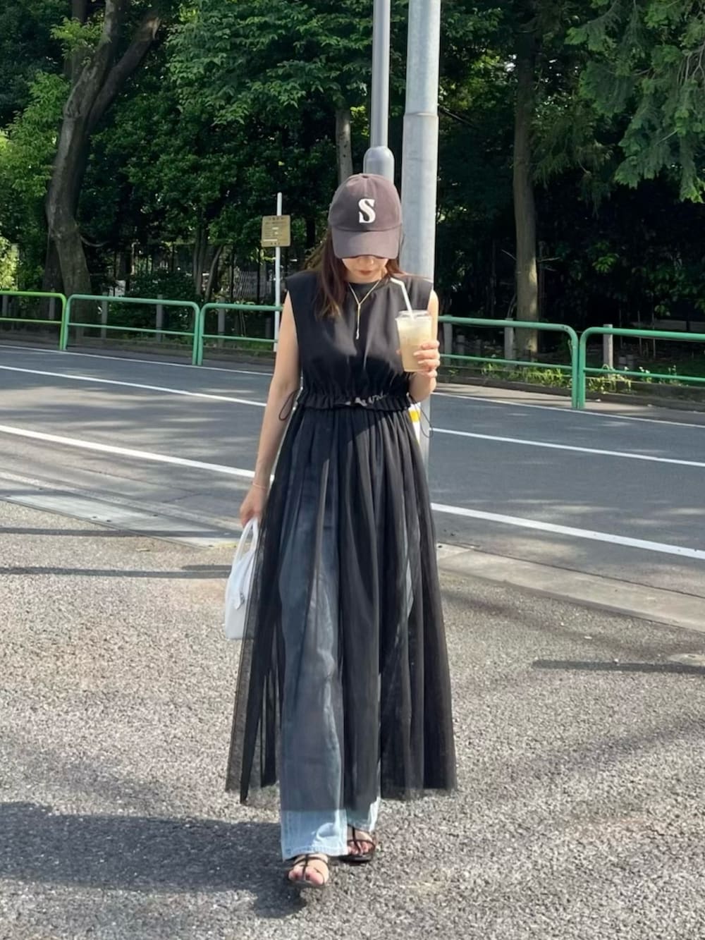 「骨格ウェーブ、ワンピース、デニム、チュールワンピース、キャップ、レイヤード、サンダル、夏コーデ、レイヤードスタイル、サングラス、休日スタイル」｜「CAPRICIEUX LE'MAGEのTストラップフラットサンダル（その他シューズ、ブラック系）」を使った、shioさん（レディース・156cm）の夏コーディネートの3枚目の写真