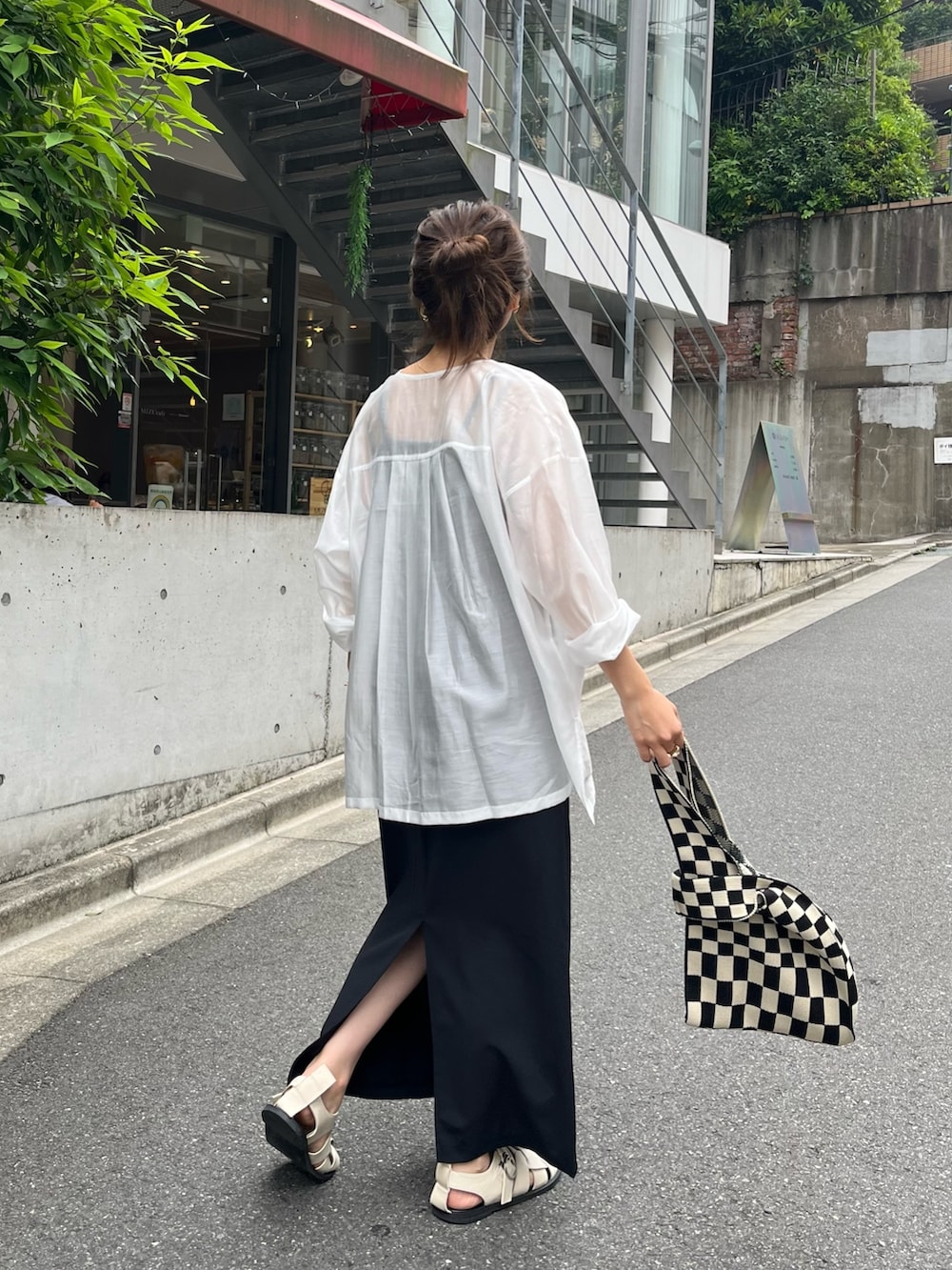 「キャミワンピ、シャツスタイル、グルカサンダル、夏コーデ、ロングワンピース、ブラック、骨格ウェーブ、ワンピース、レイヤードスタイル、ハーフジップ、モノトーン、モノトーンコーデ、チェック」｜「CAPRICIEUX LE'MAGEのシアーハーフジップシャツ（シャツ/ブラウス、ホワイト系）」を使った、shioさん（レディース・156cm）の夏コーディネートの3枚目の写真