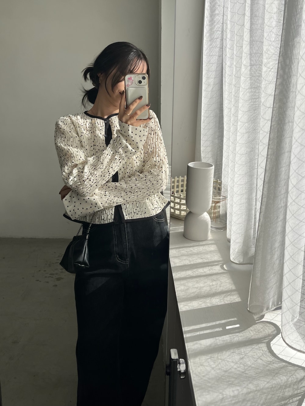 ホワイト系のシャツ/ブラウス、ブラック系のデニムパンツ、ブラック系のショルダーバッグを着用したレディースの冬コーディネートの4枚目の写真