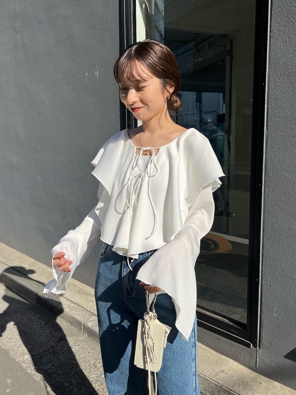 「シャツスタイル、春服みてみて、春コーデ、春、デニムコーデ、大人コーデ、大人カジュアル、デニムパンツ、デニム、ブラウス、フレアスリーブ、フリル、骨格ウェーブ」｜「CAPRICIEUX LE'MAGEの裾スリットスリムストレートデニム（デニムパンツ、ブルー系）」を使った、shioさん（レディース・156cm）の春コーディネートの4枚目の写真