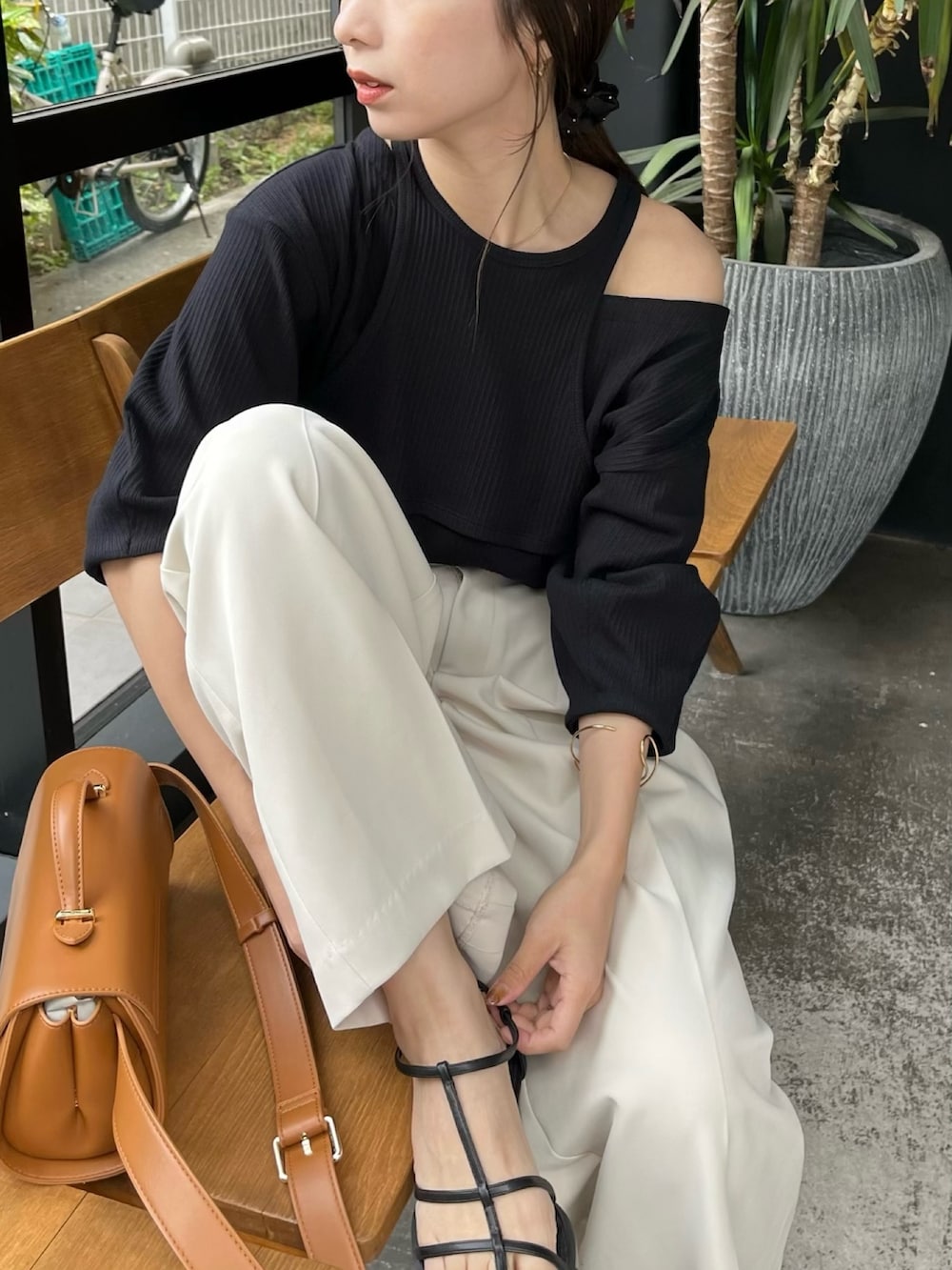 「モノトーン、お出かけコーデ、レイヤードスタイル、春夏コーデ、大人コーデ、骨格ウェーブ、ワイドパンツ、パンツスタイル、セットアイテム、モノトーンコーデ」｜「CAPRICIEUX LE'MAGEの2タックワイドパンツ（その他パンツ、ホワイト系）」を使った、shioさん（レディース・156cm）の春コーディネートの4枚目の写真