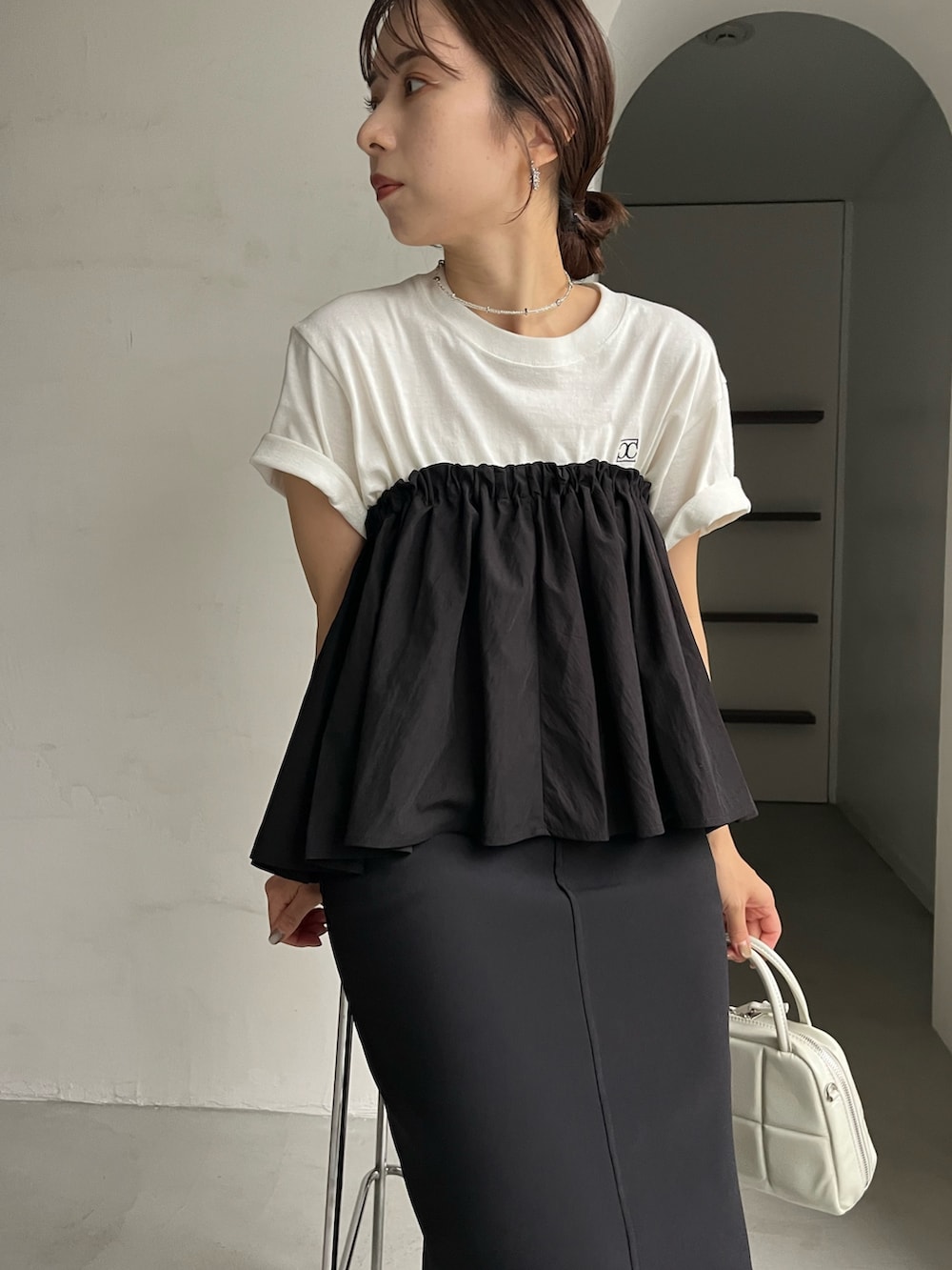 「レイヤードスタイル、夏コーデ、夏だ！Tシャツ着よう！、フリル、お出かけコーデ、ビスチェ、ロゴT、大人コーデ、スカートスタイル、モノトーンコーデ、モノトーン、3way、半袖Ｔシャツ、骨格ウェーブ」｜「CAPRICIEUX LE'MAGEのマキシIラインスカート（スカート、ブラック系）」を使った、shioさん（レディース・156cm）の夏コーディネートの2枚目の写真