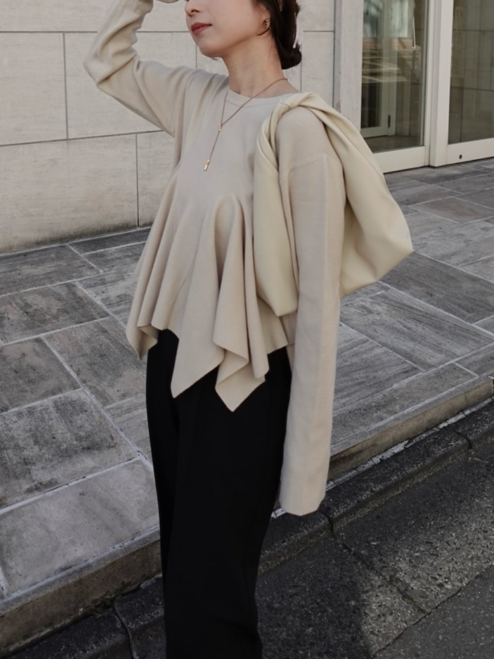 「春服、大人かわいい、パンツコーデ、リラックススタイル、春、春ニット、スラックス、ストレートパンツ、フレア、スニーカー、スニーカーコーデ、adidas、骨格ウェーブ」｜「CAPRICIEUX LE'MAGEの【低身長・高身長サイズあり】タックストレートパンツ（その他パンツ、ブラック系）」を使った、shioさん（レディース・156cm）の冬コーディネートの2枚目の写真