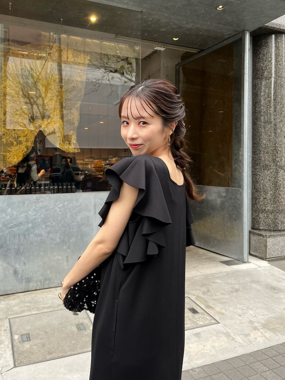 ブラック系のワンピース、ブラック系のハンドバッグ、ホワイト系のその他を着用したレディースの夏コーディネートの3枚目の写真