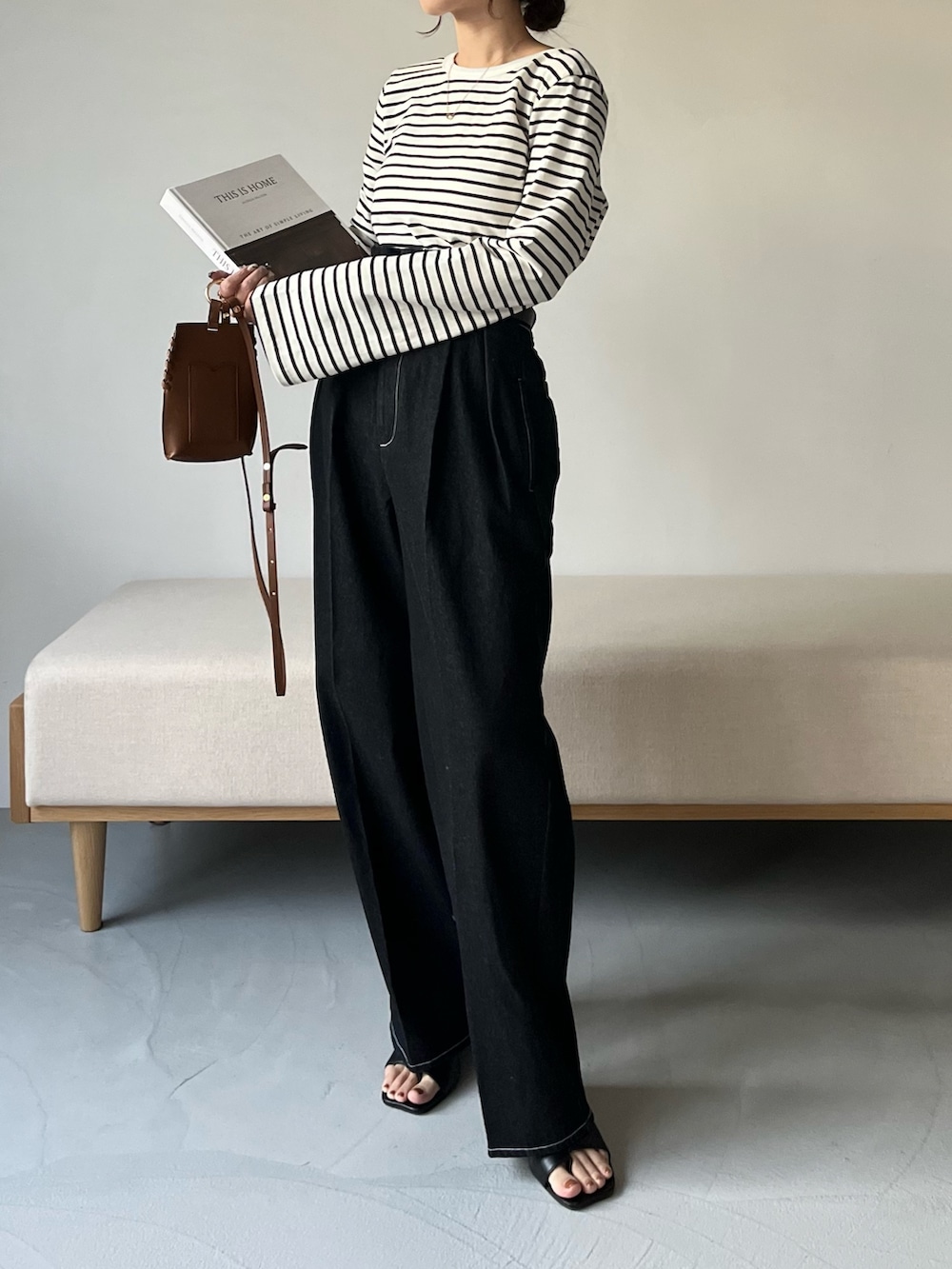 ブラック系のその他パンツ、ブラック系のデニムジャケット、ブラック系のTシャツ/カットソーを着用したレディースの冬コーディネートの5枚目の写真