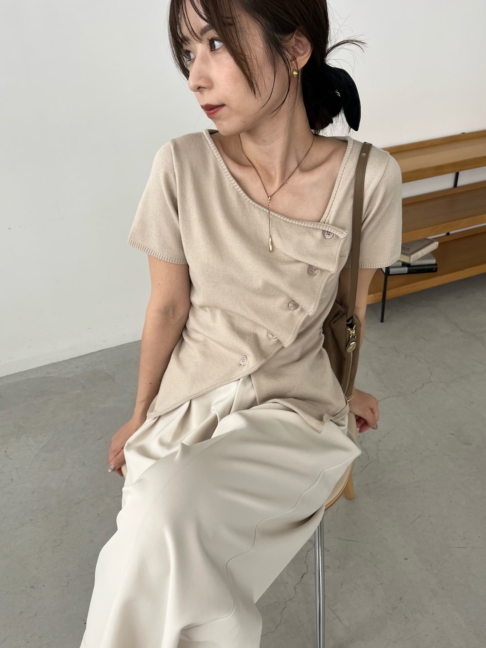 ベージュ系のカーディガン/ボレロ、ホワイト系のその他パンツ、ブラック系のパンプスを着用したレディースの夏コーディネートの4枚目の写真