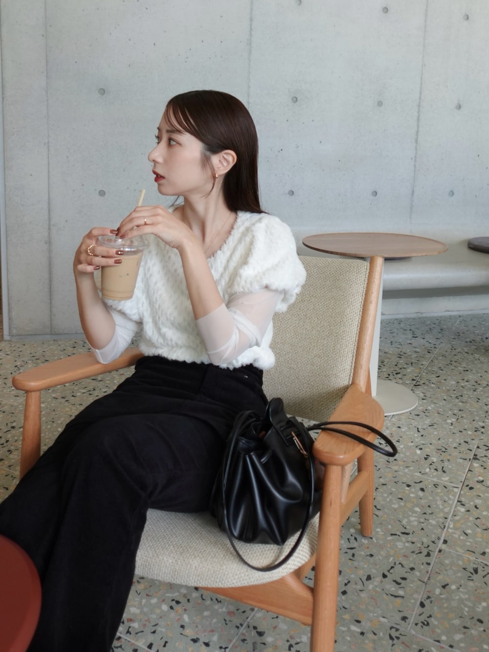 ブラック系のその他パンツ、ブラック系のスカート、ブラック系のショルダーバッグを着用したレディースの秋コーディネートの3枚目の写真