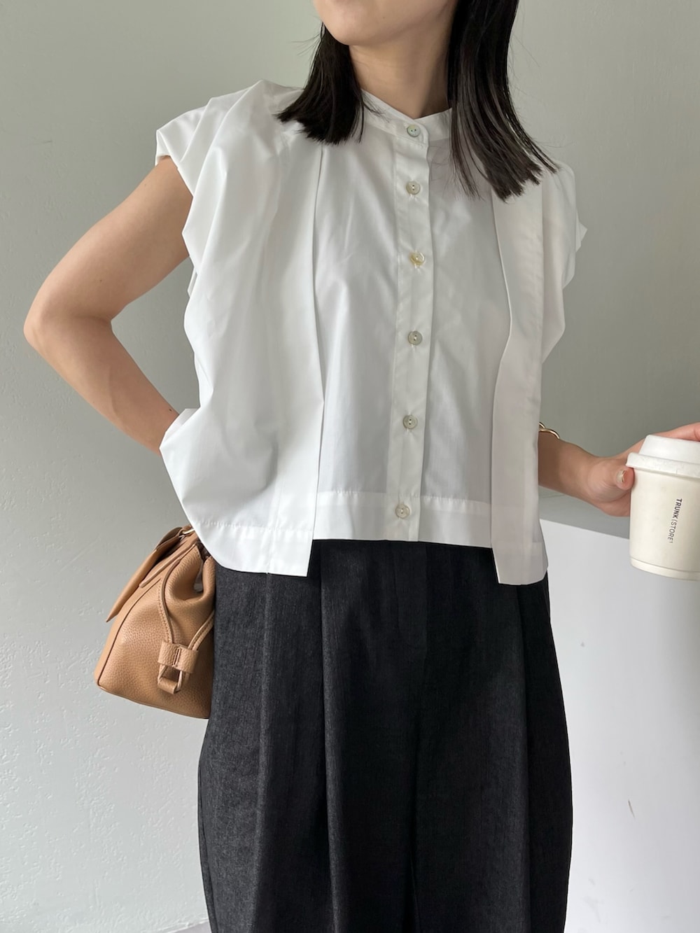 ホワイト系のシャツ/ブラウス、ブラック系のその他パンツ、ブラック系のその他シューズを着用したレディースの夏コーディネートの7枚目の写真