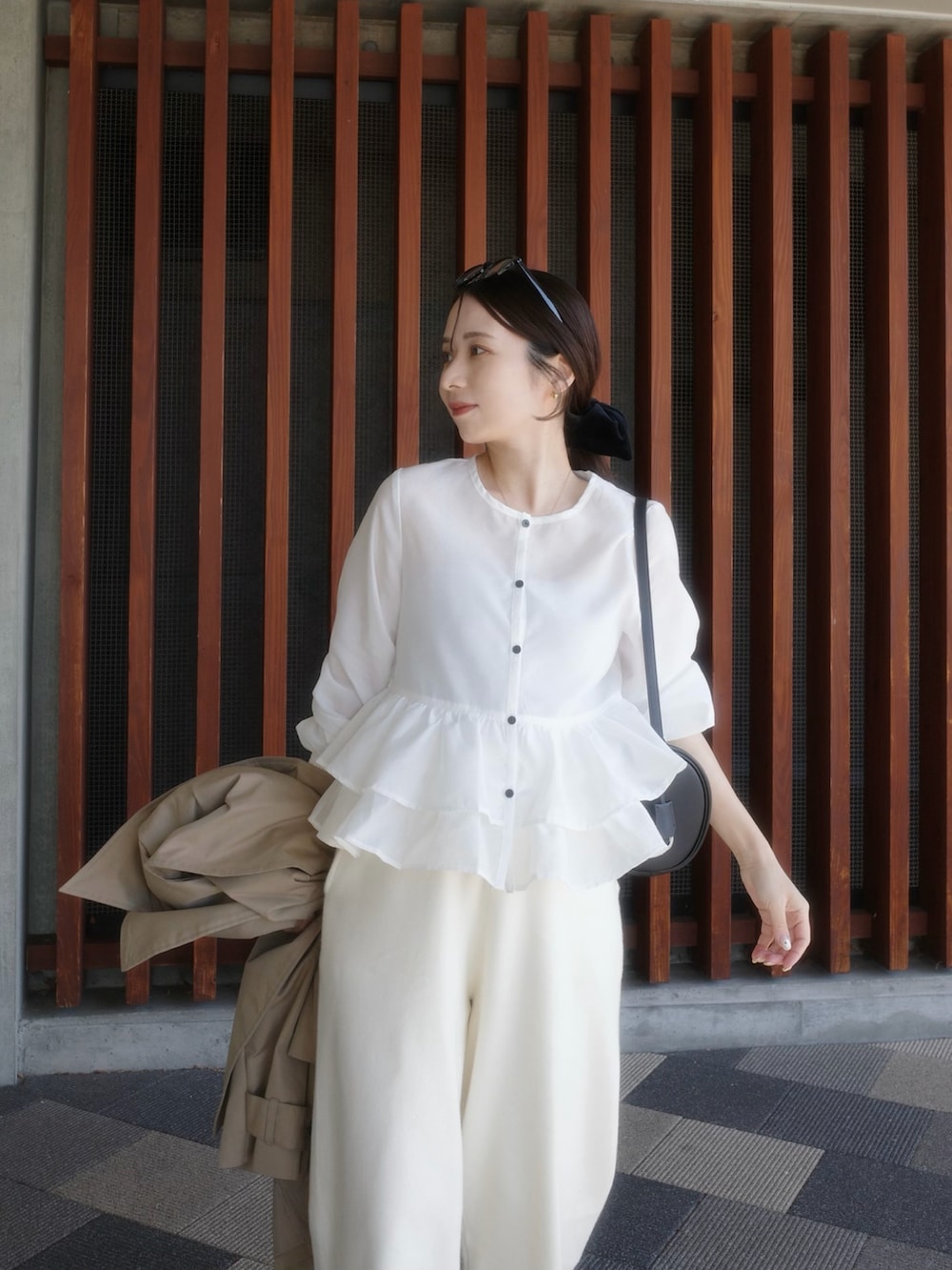 ホワイト系のその他パンツ、ホワイト系のシャツ/ブラウス、ブラック系のハンドバッグを着用したレディースの春コーディネートの2枚目の写真