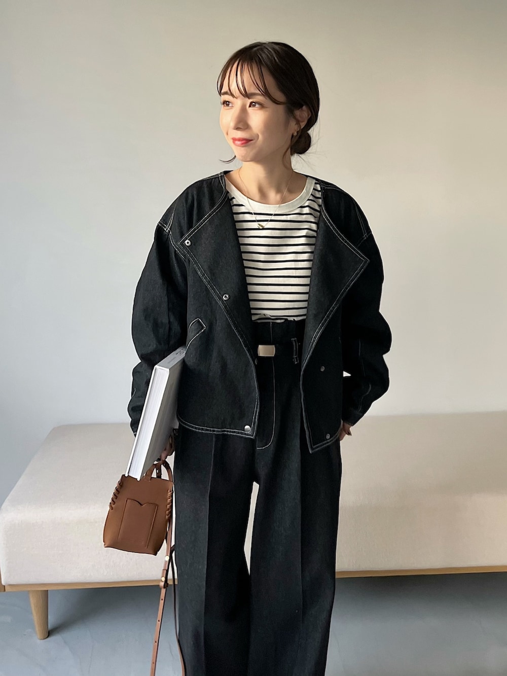 ブラック系のその他パンツ、ブラック系のデニムジャケット、ブラック系のTシャツ/カットソーを着用したレディースの冬コーディネートの3枚目の写真