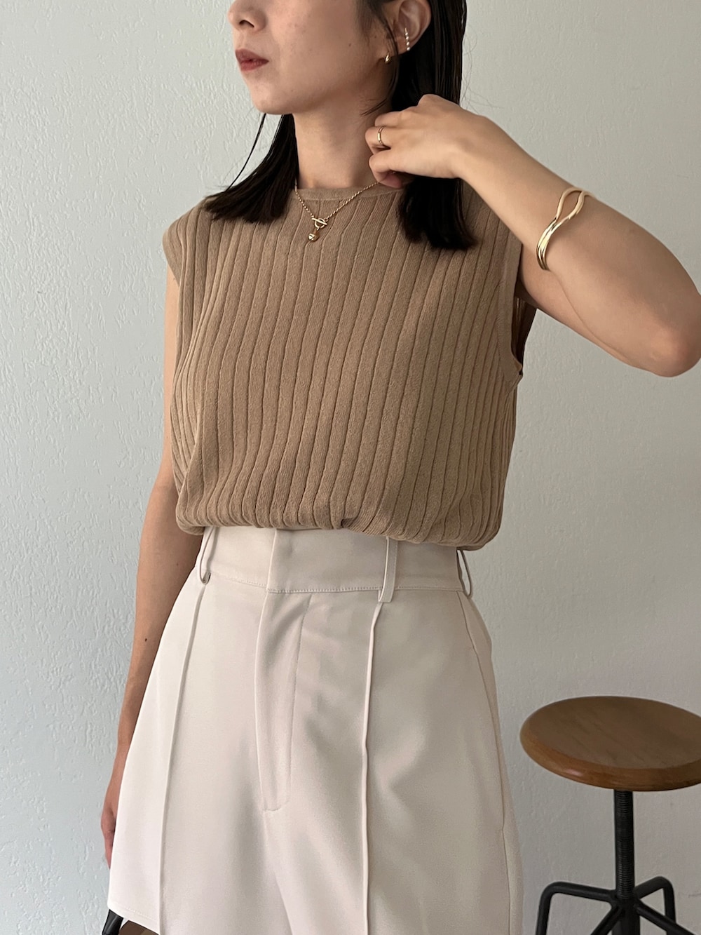 ホワイト系のその他パンツ、ベージュ系のニット/セーター、ブラック系のバッグを着用したレディースの夏コーディネートの6枚目の写真