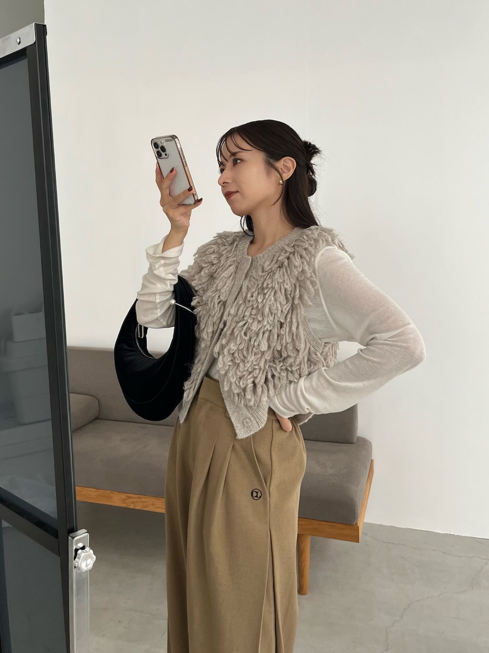 ベージュ系のその他パンツ、ベージュ系のベスト、ホワイト系のTシャツ/カットソーを着用したレディースの冬コーディネートの4枚目の写真
