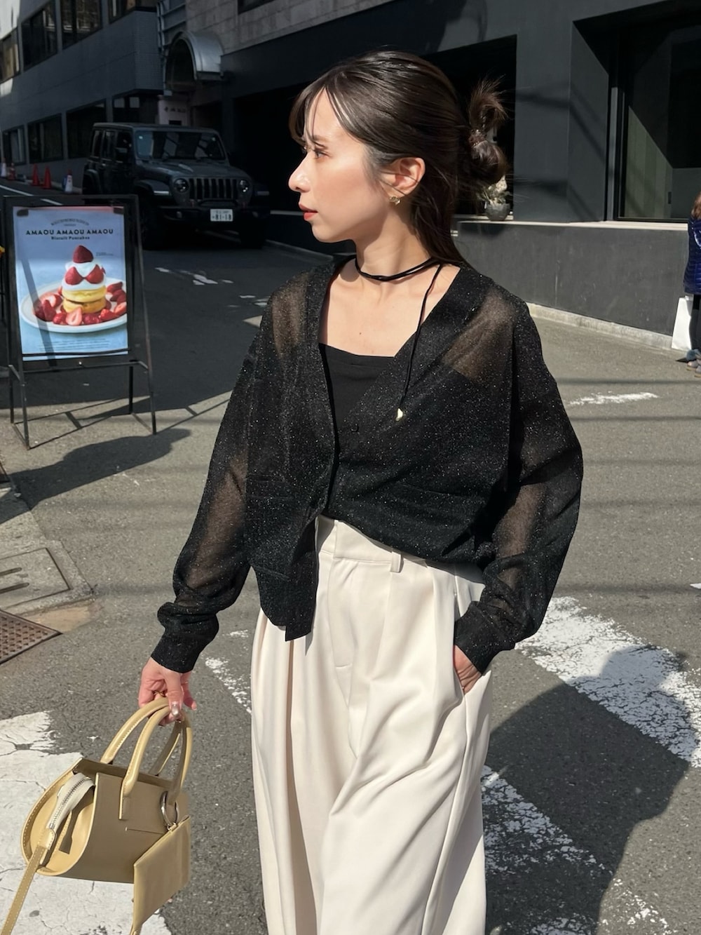 「ブーツ、お出かけコーデ、シアートップス、大人カジュアル、カーディガン、パンツスタイル、モノトーンコーデ、骨格ウェーブ、チョーカー、ラメ、ワイドパンツ、カーディガンコーデ」｜「CAPRICIEUX LE'MAGEの2タックワイドパンツ（その他パンツ、ホワイト系）」を使った、shioさん（レディース・156cm）の春コーディネートの5枚目の写真