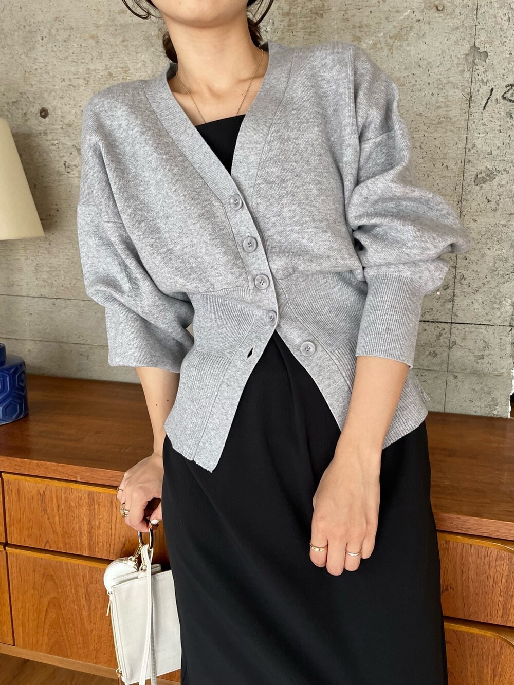 グレー系のカーディガン/ボレロ、ホワイト系のショルダーバッグ、ブラック系のワンピースを着用したレディースの夏コーディネートの5枚目の写真