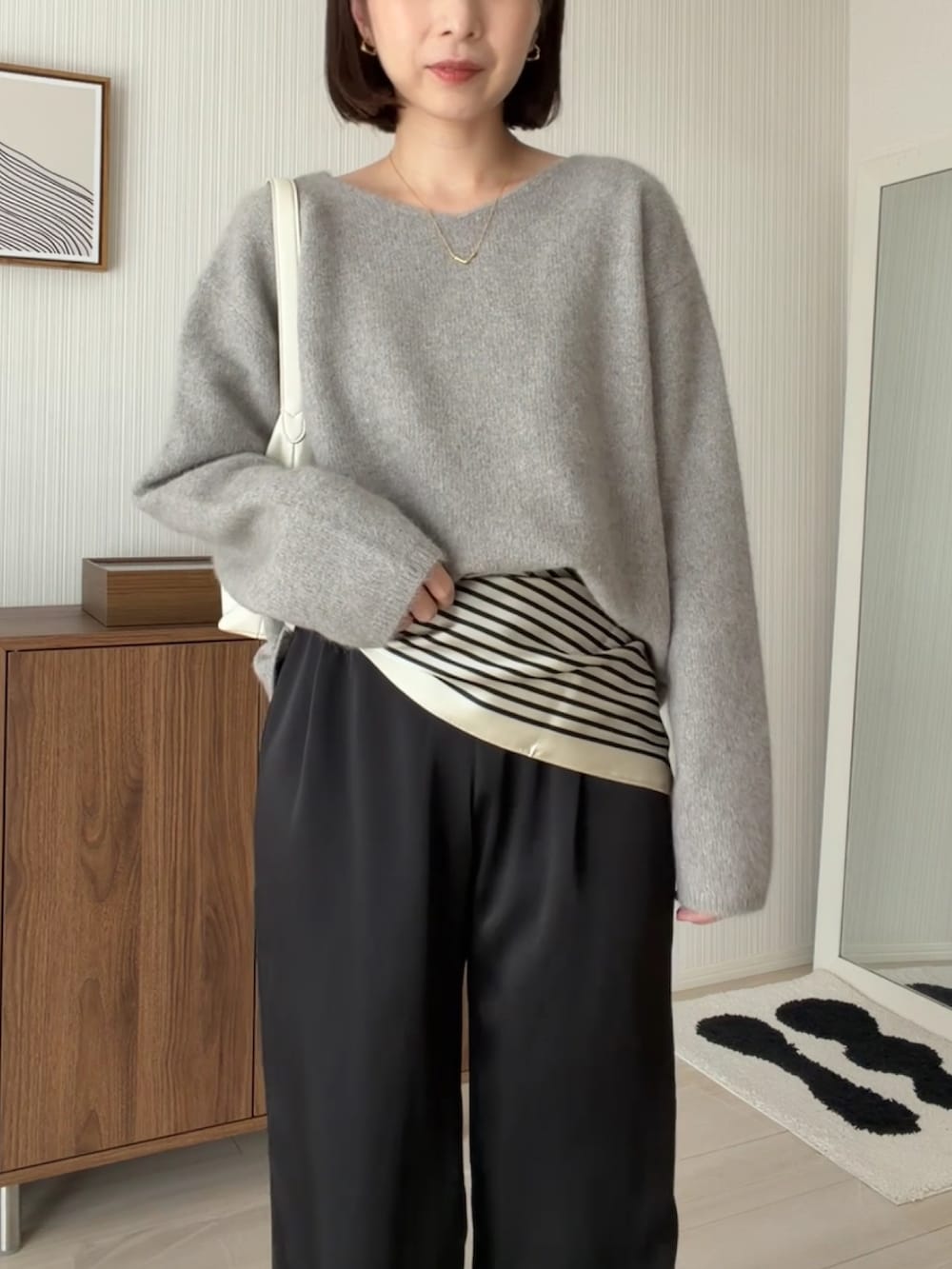 ブラック系のその他パンツ、ベージュ系のニット/セーター、ブラック系のバレエシューズを着用したレディースの秋コーディネートの4枚目の写真