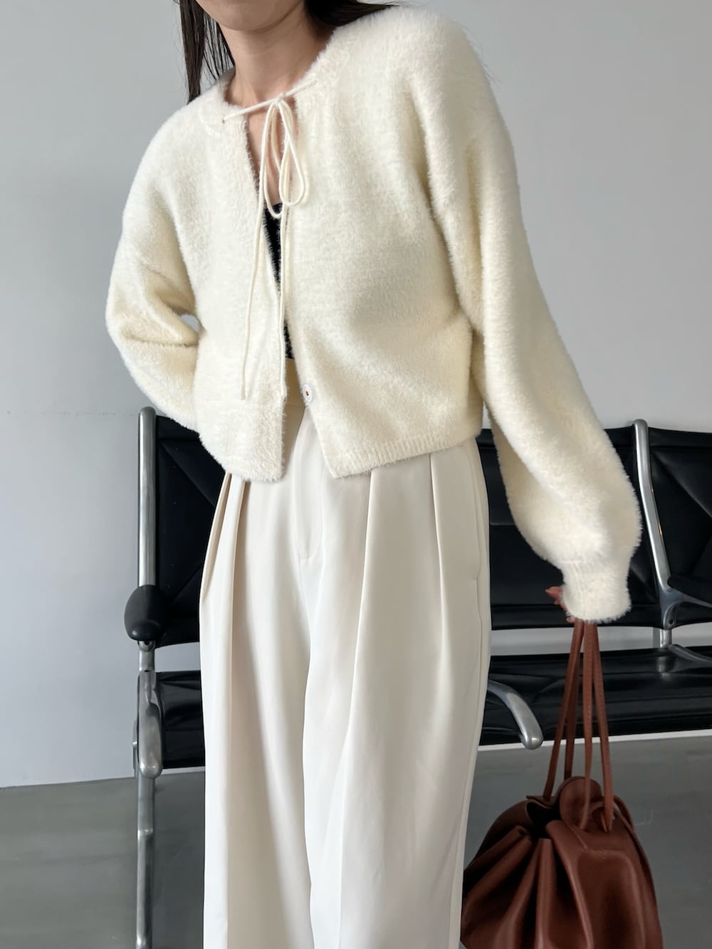 ホワイト系のカーディガン/ボレロ、ホワイト系のその他パンツ、ブラック系のバレエシューズを着用したレディースの秋コーディネートの2枚目の写真