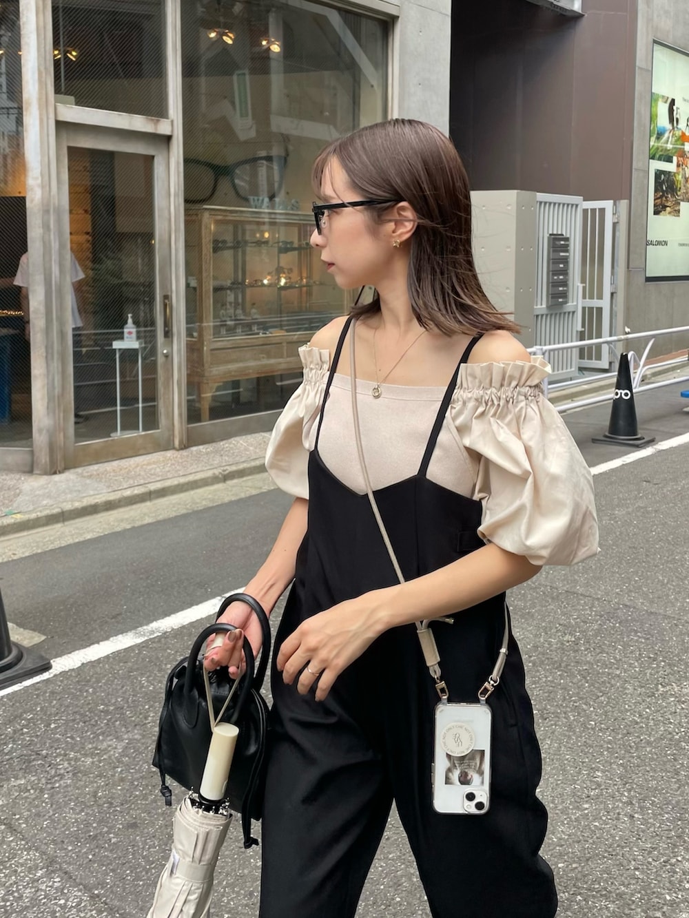 「秋服準備はじめました、メガネ女子、秋先取りコーデ、パンツスタイル、秋服コーデ、大人カジュアル、オフショル、サスペンダー、パフスリーブ、骨格ウェーブ」｜「CAPRICIEUX LE'MAGEのドッキングオフショルニット（ニット/セーター、ベージュ系）」を使った、shioさん（レディース・156cm）の夏コーディネートの5枚目の写真