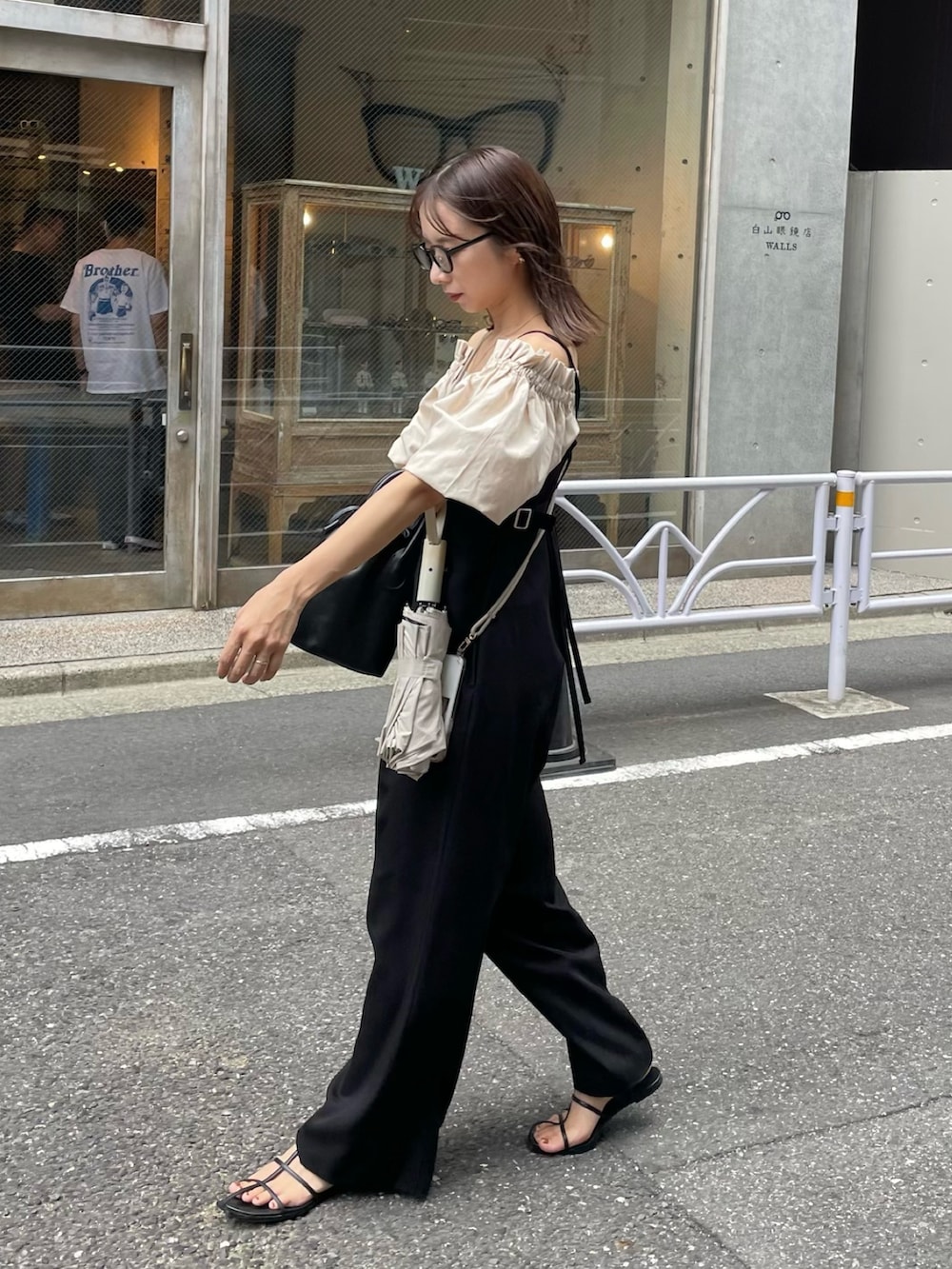 「秋服準備はじめました、メガネ女子、秋先取りコーデ、パンツスタイル、秋服コーデ、大人カジュアル、オフショル、サスペンダー、パフスリーブ、骨格ウェーブ」｜「CAPRICIEUX LE'MAGEのドッキングオフショルニット（ニット/セーター、ベージュ系）」を使った、shioさん（レディース・156cm）の夏コーディネートの2枚目の写真