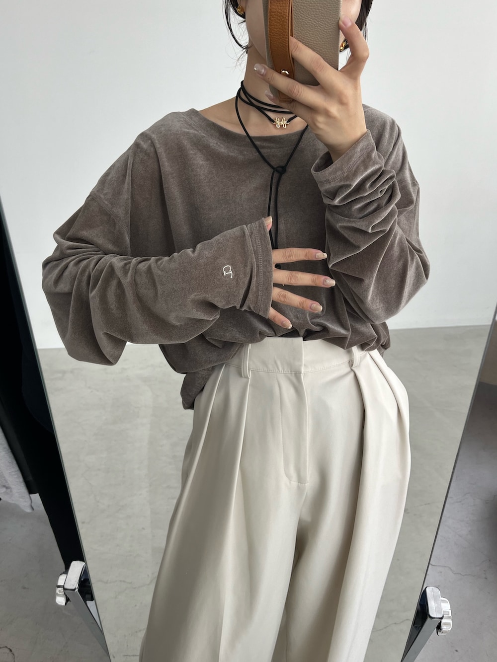 ホワイト系のその他パンツ、ベージュ系のTシャツ/カットソー、ブラック系のパンプスを着用したレディースの秋コーディネートの5枚目の写真