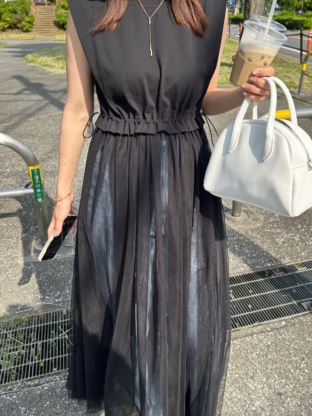 「骨格ウェーブ、ワンピース、デニム、チュールワンピース、キャップ、レイヤード、サンダル、夏コーデ、レイヤードスタイル、サングラス、休日スタイル」｜「CAPRICIEUX LE'MAGEのTストラップフラットサンダル（その他シューズ、ブラック系）」を使った、shioさん（レディース・156cm）の夏コーディネートの4枚目の写真