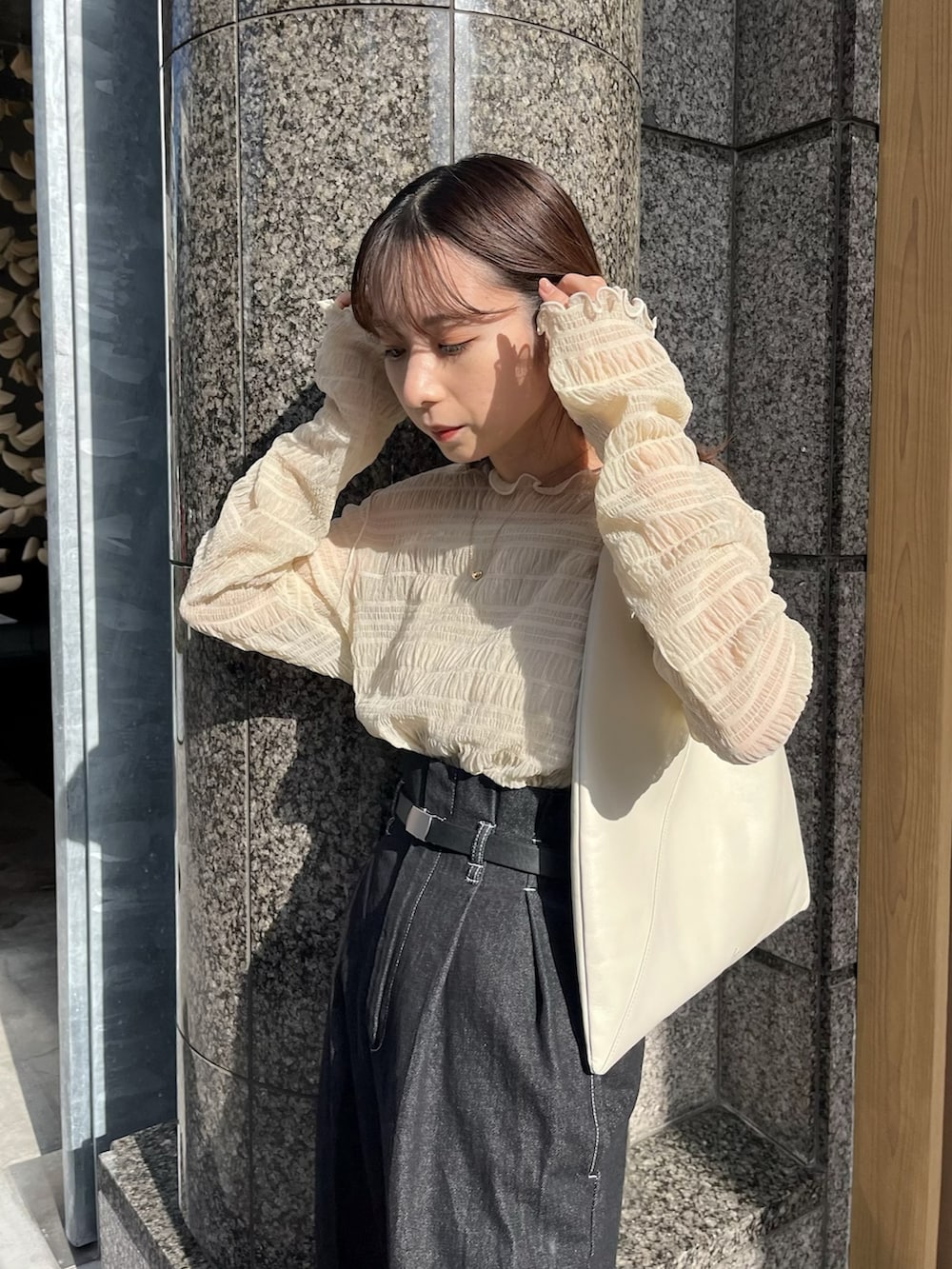 ブラック系のその他パンツ、ベージュ系のTシャツ/カットソー、ブラック系のサンダルを着用したレディースの冬コーディネートの2枚目の写真