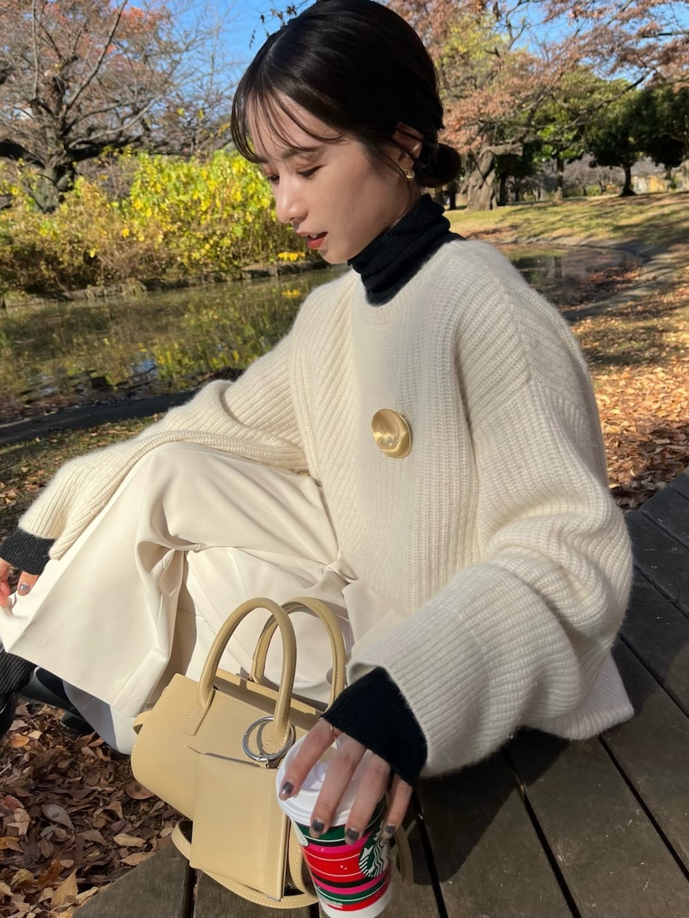 ホワイト系のその他パンツ、ホワイト系のニット/セーター、ブラック系のニット/セーターを着用したレディースの秋コーディネートの4枚目の写真