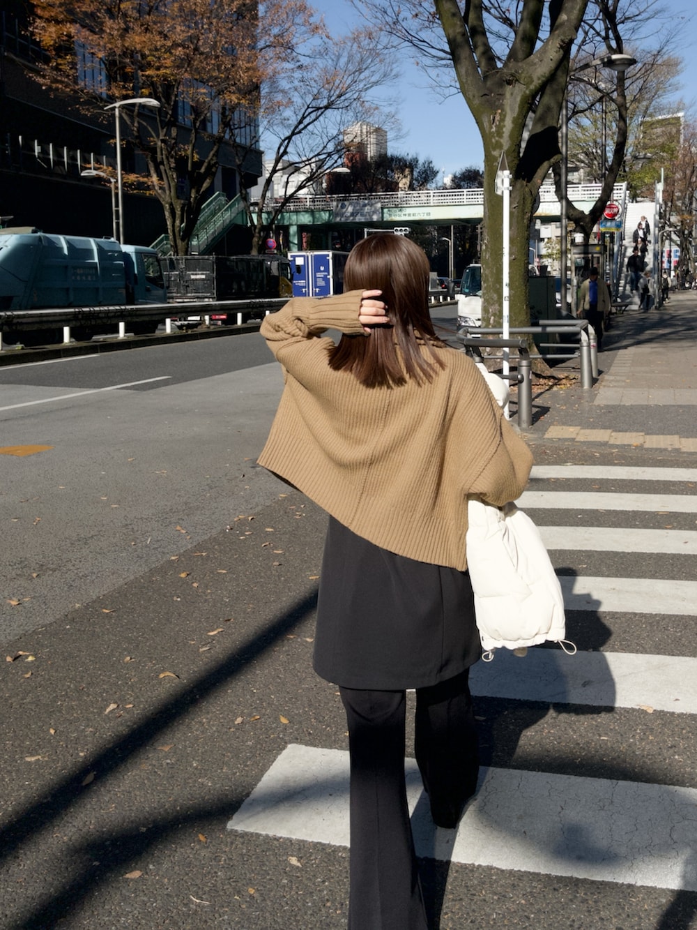 ベージュ系のカーディガン/ボレロ、ブラック系のシャツ/ブラウス、ブラック系のその他パンツを着用したレディースの冬コーディネートの4枚目の写真