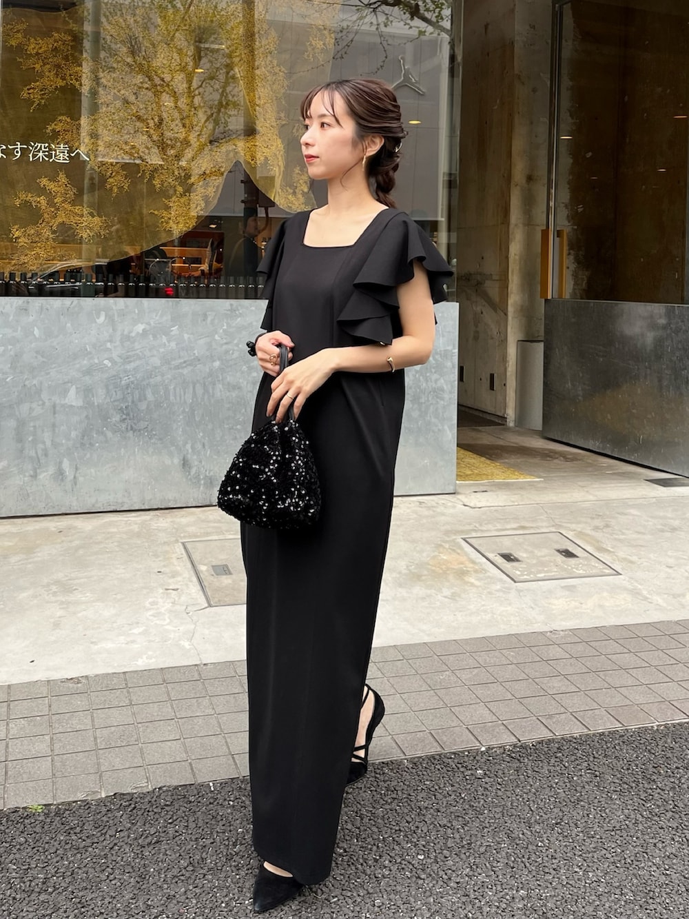 ブラック系のワンピース、ブラック系のハンドバッグ、ホワイト系のその他を着用したレディースの夏コーディネートの2枚目の写真